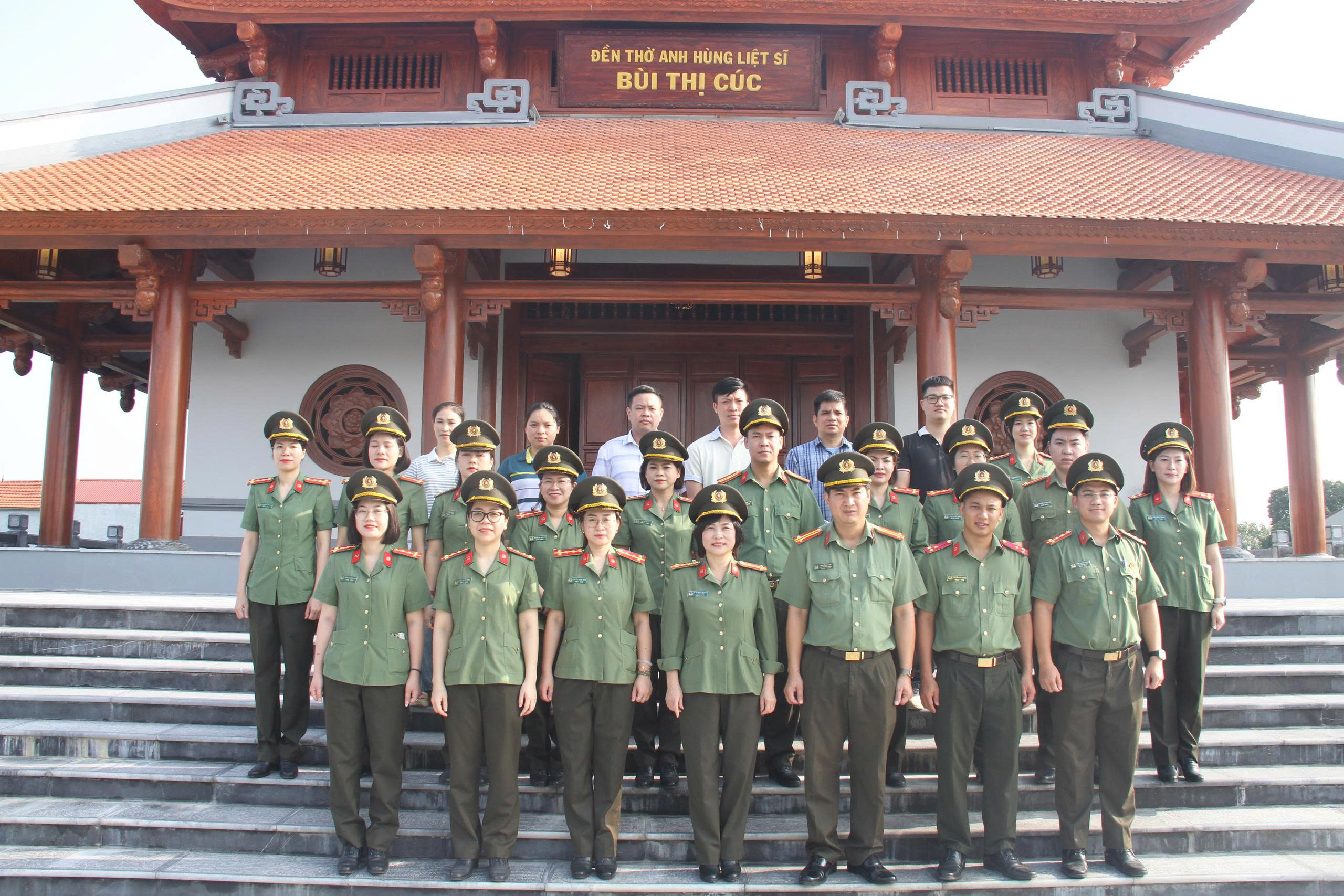 Bệnh viện Y học cổ truyền - Bộ Công an dâng hương tưởng niệm  Anh hùng liệt sĩ CAND Bùi Thị Cúc