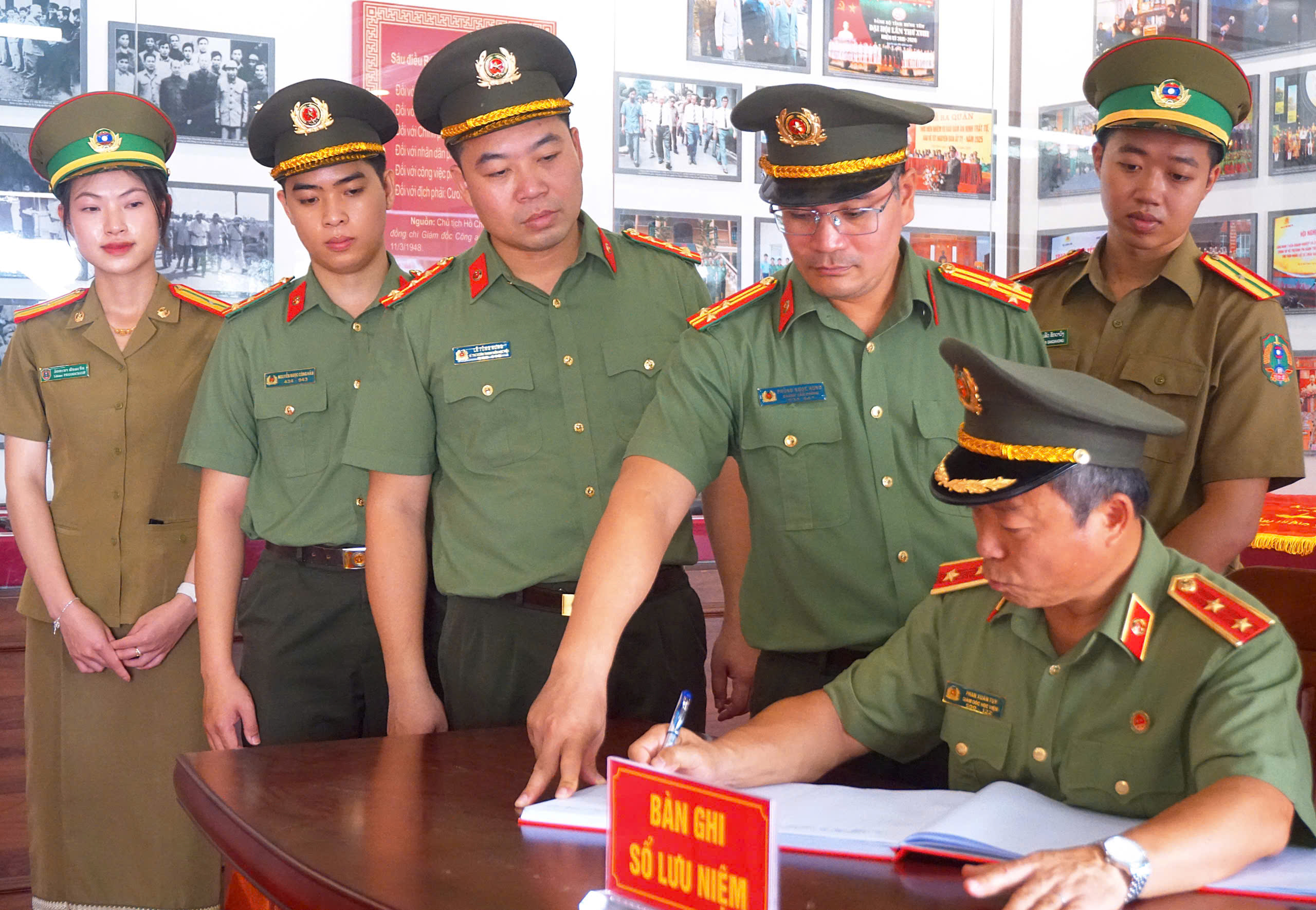 Học viện Chính trị CAND tổ chức sinh hoạt chính trị tại Khu lưu niệm Anh hùng liệt sĩ CAND Bùi Thị Cúc