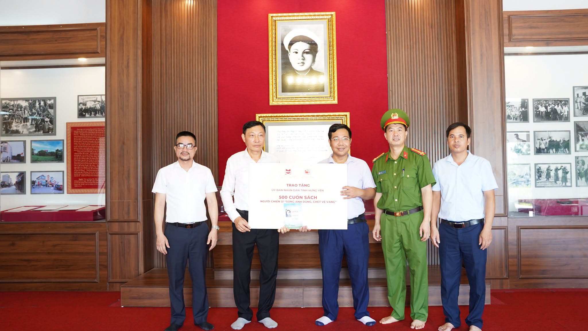 Công ty Cổ phần Văn hóa Đọc và Học Việt Nam trao tặng 500 cuốn sách “Người chiến sĩ - Sống anh dũng, chết vẻ vang” tại Khu lưu niệm Anh hùng liệt sĩ CAND Bùi Thị Cúc