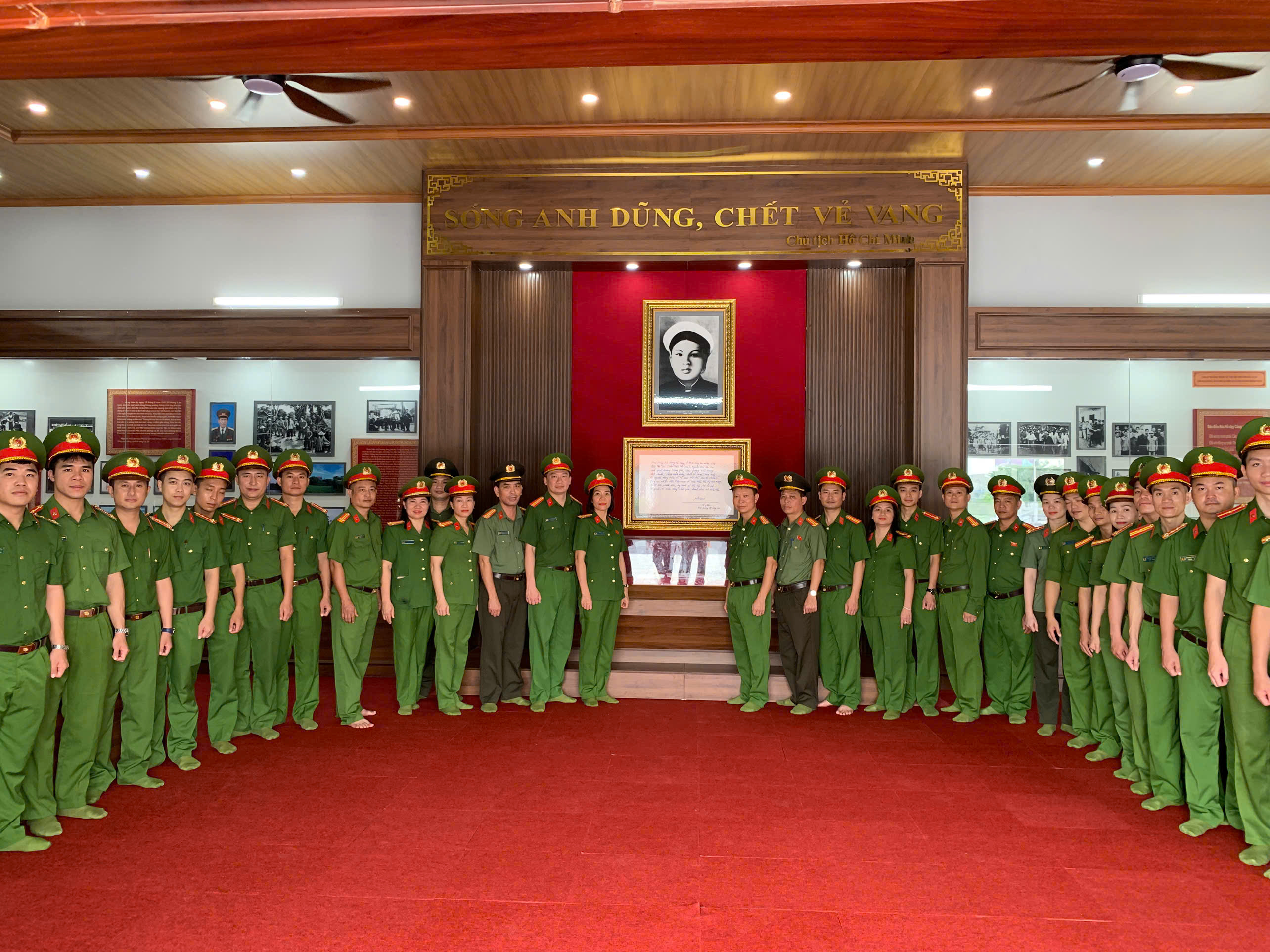 Công an phường Cửa Lò dâng hương tưởng niệm Anh hùng liệt sĩ CAND Bùi Thị Cúc