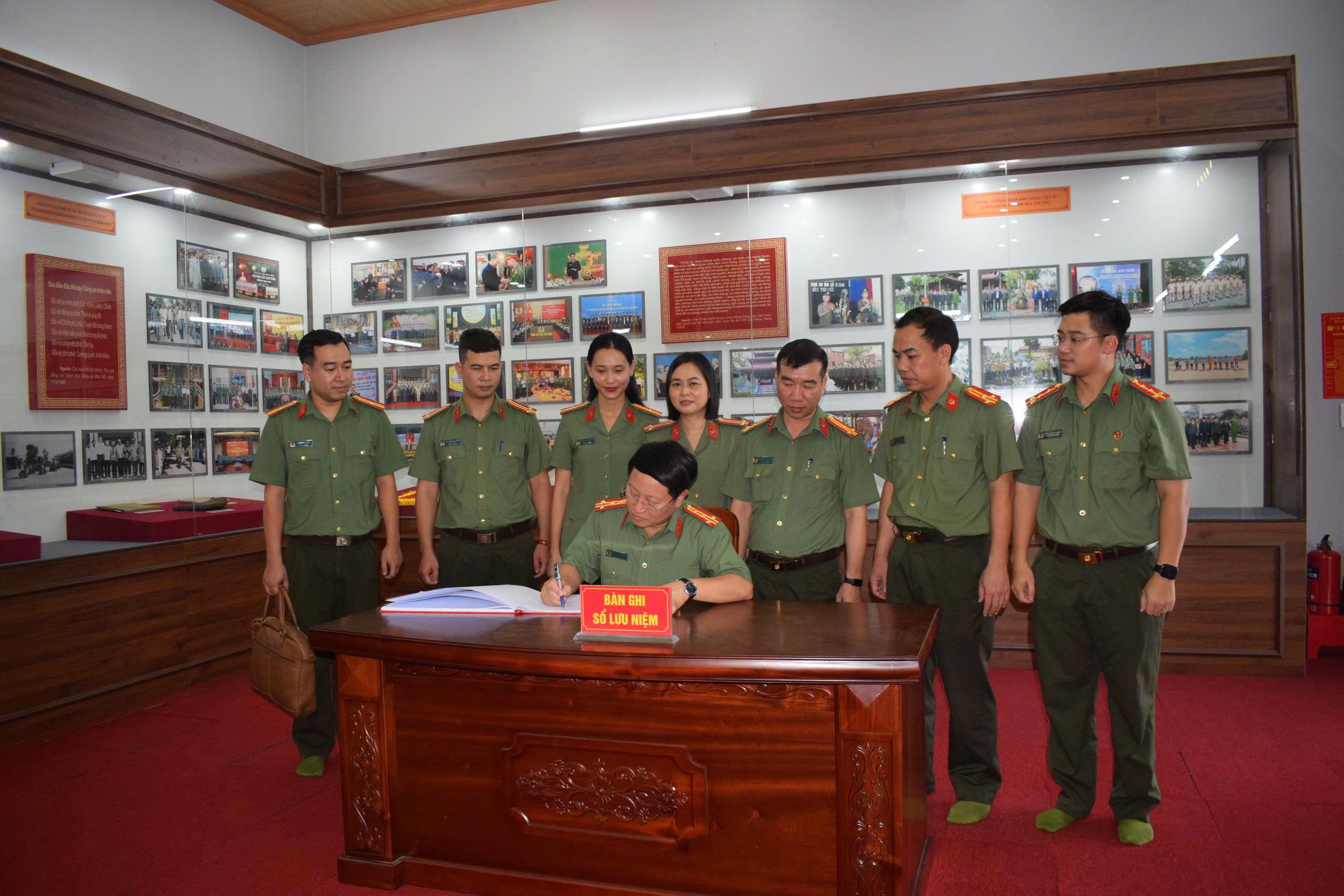 Đoàn đại biểu Cục Xây dựng phong trào bảo vệ an ninh Tổ quốc - Bộ Công an dâng hương tưởng niệm Anh hùng liệt sĩ Công an nhân dân Bùi Thị Cúc