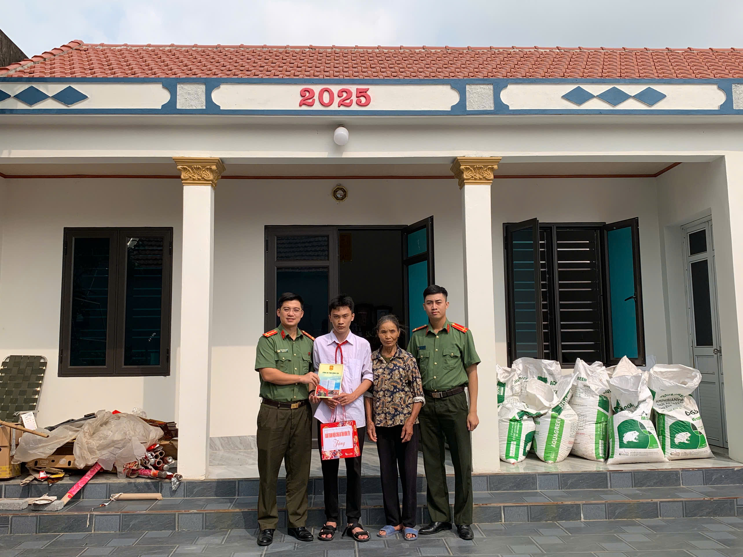 Tuổi trẻ Công an tỉnh Hưng Yên chăm lo Tết Trung thu cho thiếu nhi có hoàn cảnh khó khăn