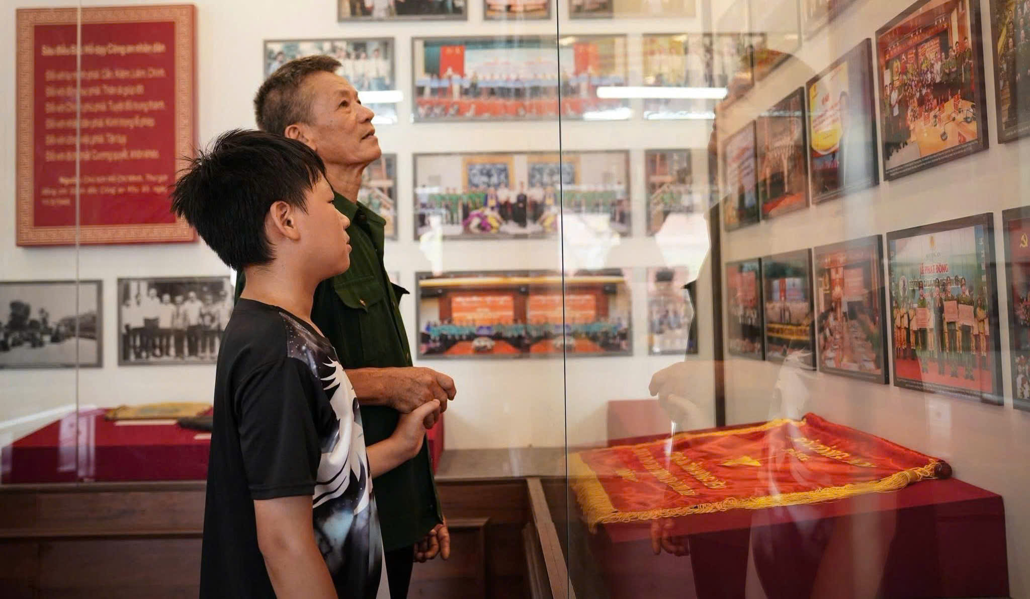 Đông đảo người dân, du khách đến tham quan Khu lưu niệm Anh hùng liệt sĩ Công an nhân dân Bùi Thị Cúc