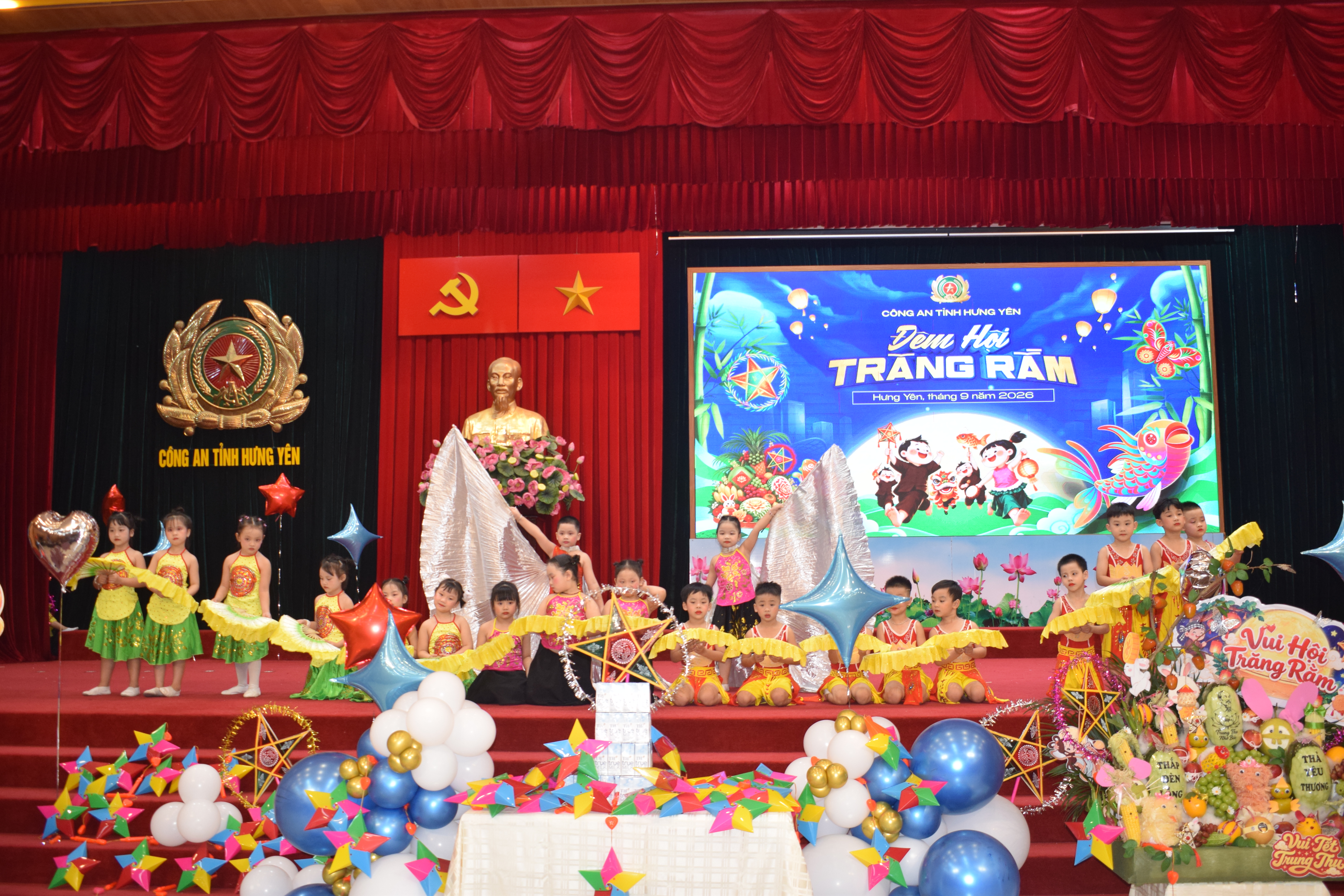 Vui Trung thu với “Đêm hội Trăng rằm” tại Công an tỉnh Hưng Yên