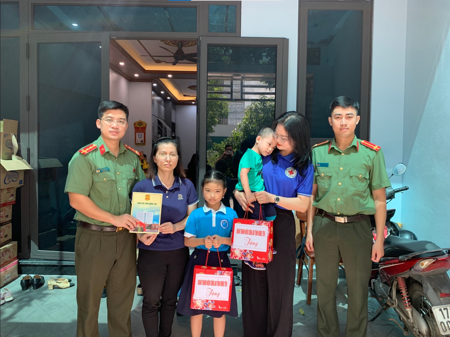 Ban Thanh niên Công an tỉnh thăm hỏi, động viên, chia sẻ với gia đình Trung tá Trần Văn Tùng