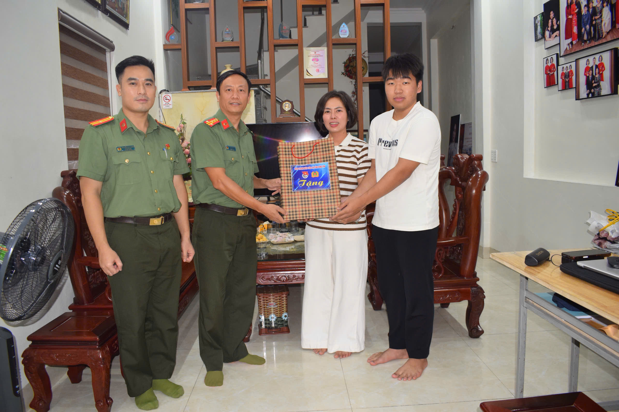 Phòng Công tác chính trị thăm, tặng quà Tết Trung thu năm 2026 cho học sinh có hoàn cảnh khó khăn