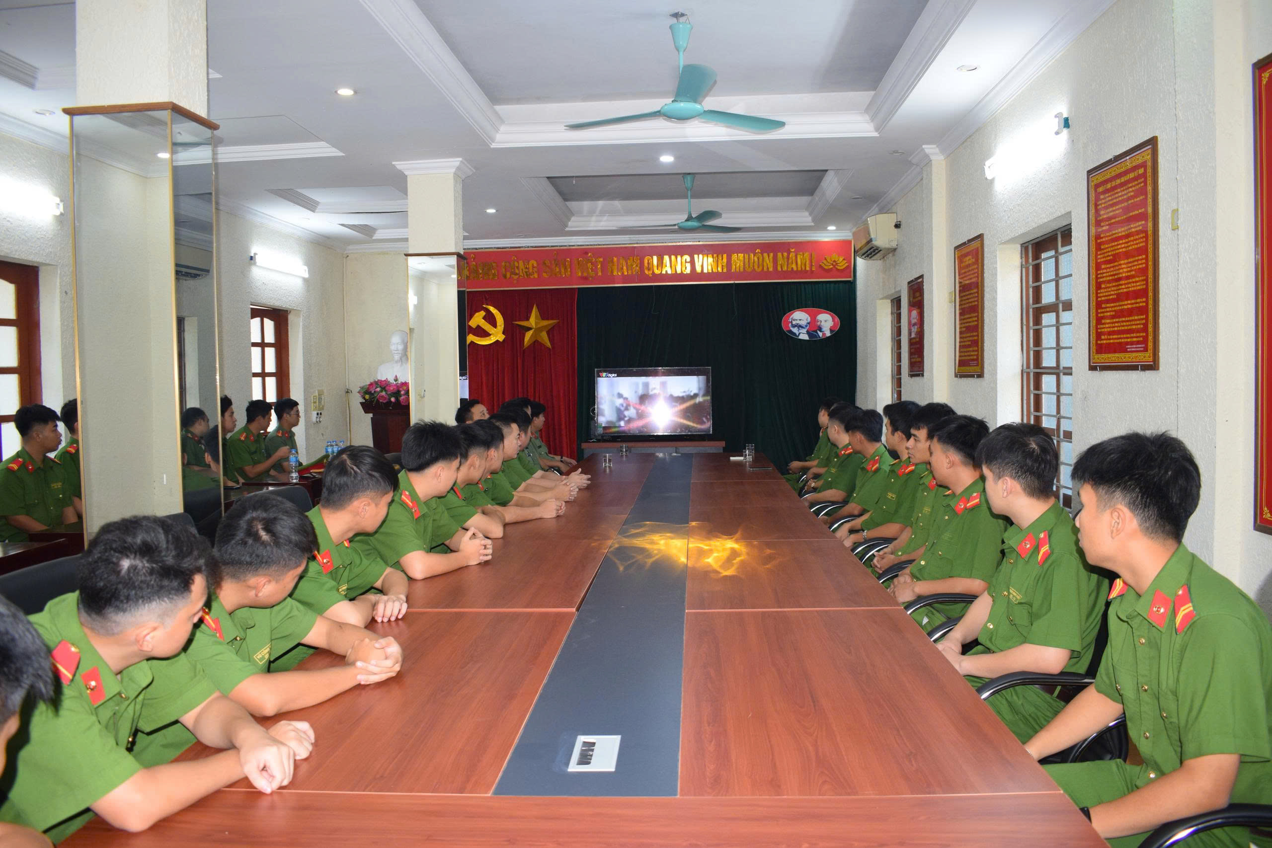 Lan toả tinh thần yêu nước trong tuổi trẻ Công an tỉnh Hưng Yên thông qua Lễ chào cờ “Tôi yêu Tổ quốc tôi”
