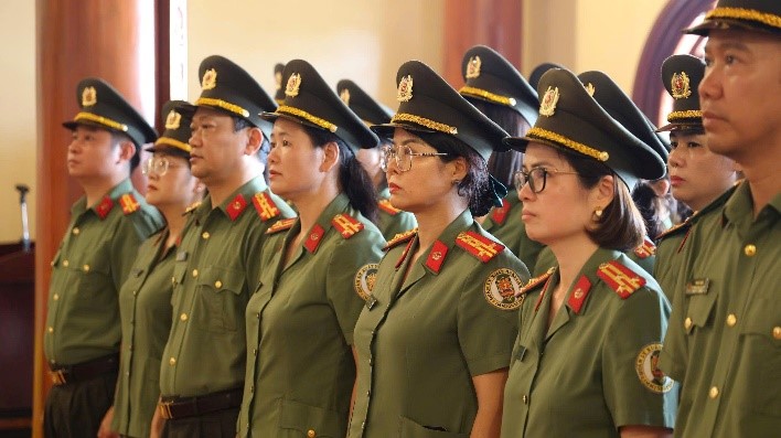 Đoàn đại biểu Cục Quản lý xuất, nhập cảnh, Bộ Công an tổ chức sinh hoạt chính trị tại khu lưu niệm Anh hùng liệt sĩ CAND Bùi Thị Cúc