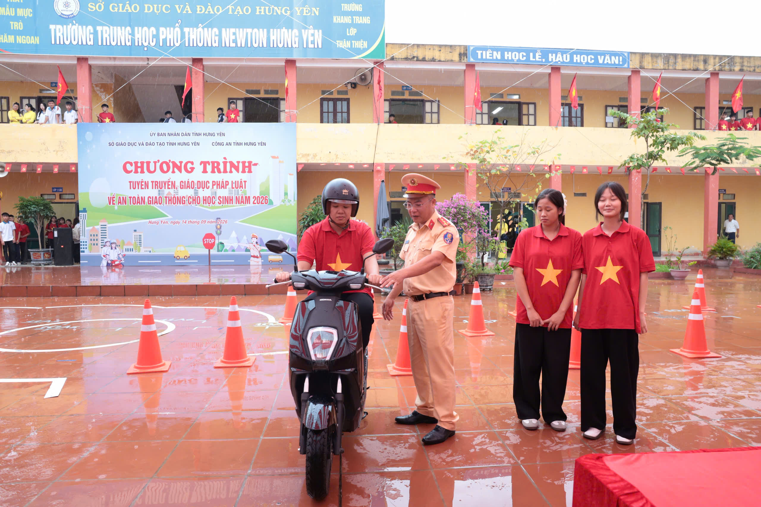 Tăng cường bảo đảm an toàn giao thông cho học sinh đến trường