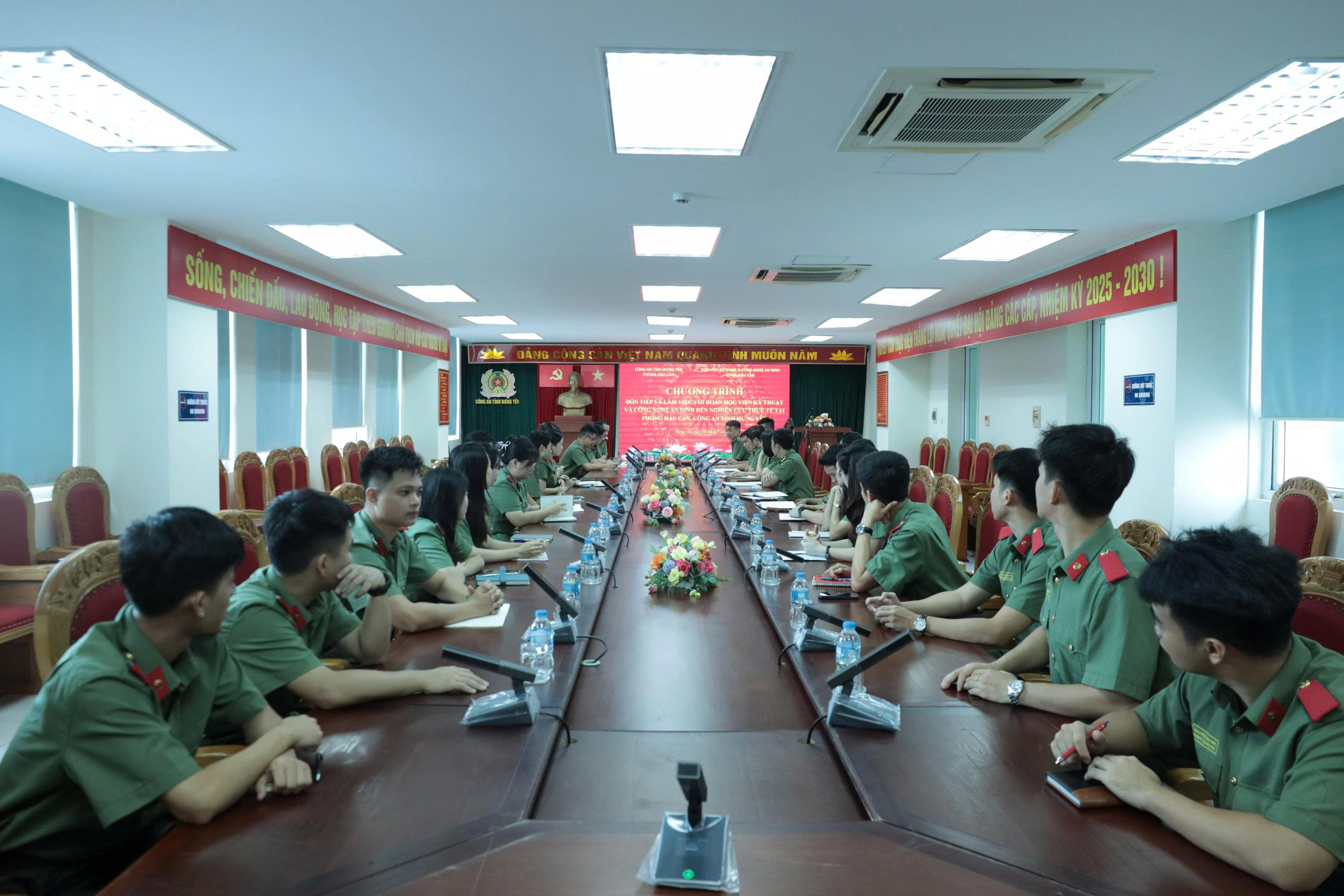 Đoàn trường Học viện Kỹ thuật và Công nghệ An ninh đến nghiên cứu thực tế tại Phòng Hậu cần Công an tỉnh Hưng Yên