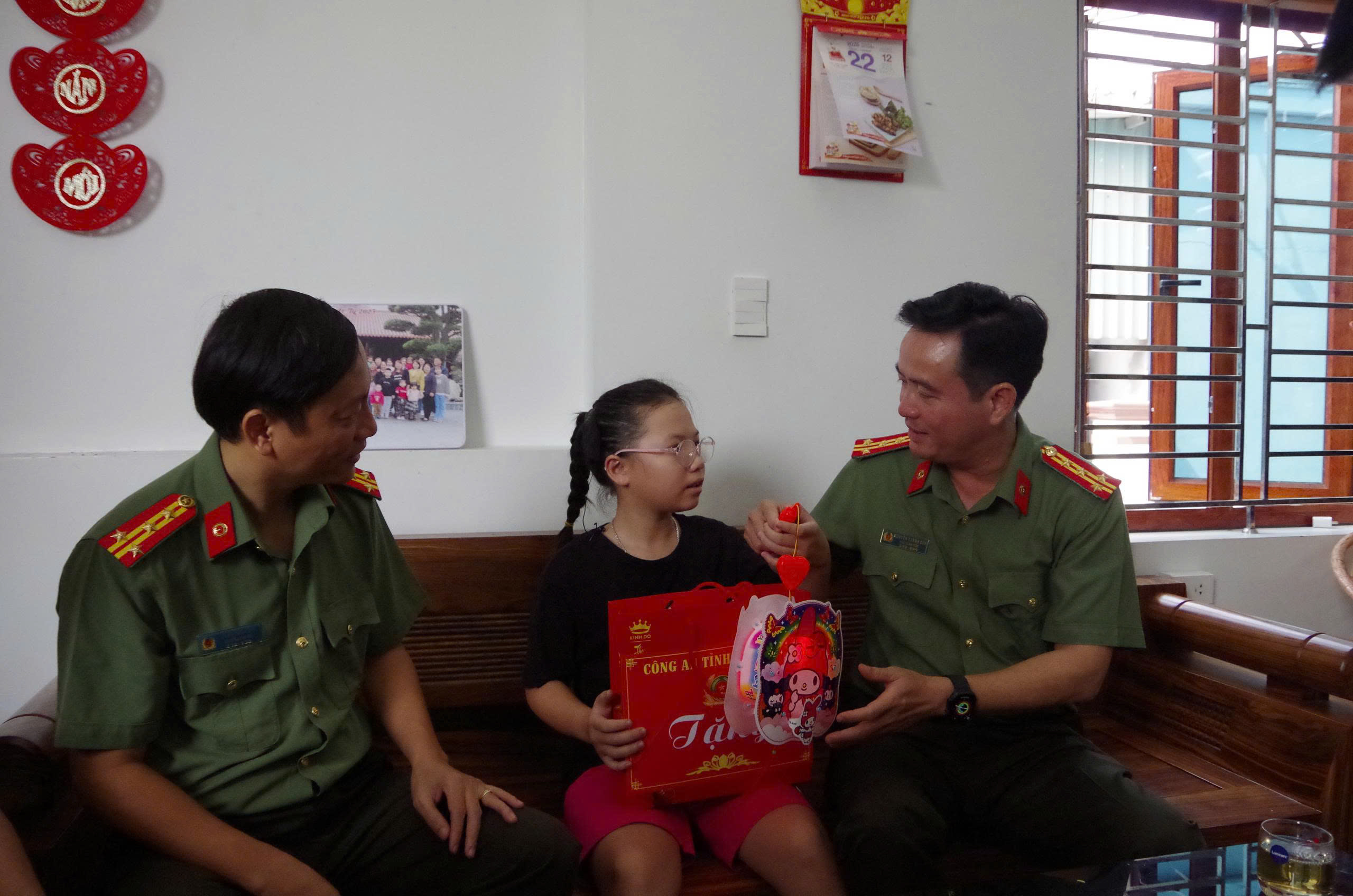 Công an tỉnh Hưng Yên mang 