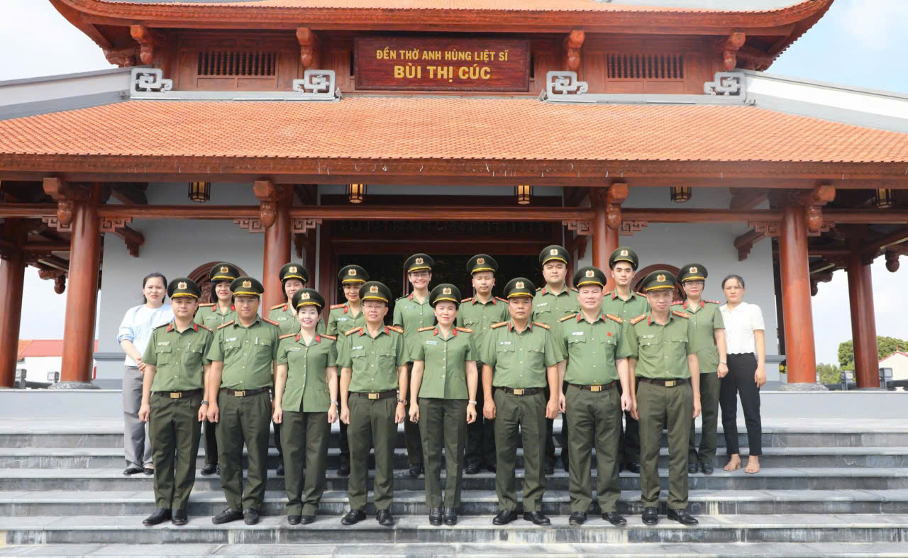 Thanh tra Bộ Công an dâng hương, dâng hoa tưởng niệm Anh hùng liệt sĩ Công an nhân dân Bùi Thị Cúc