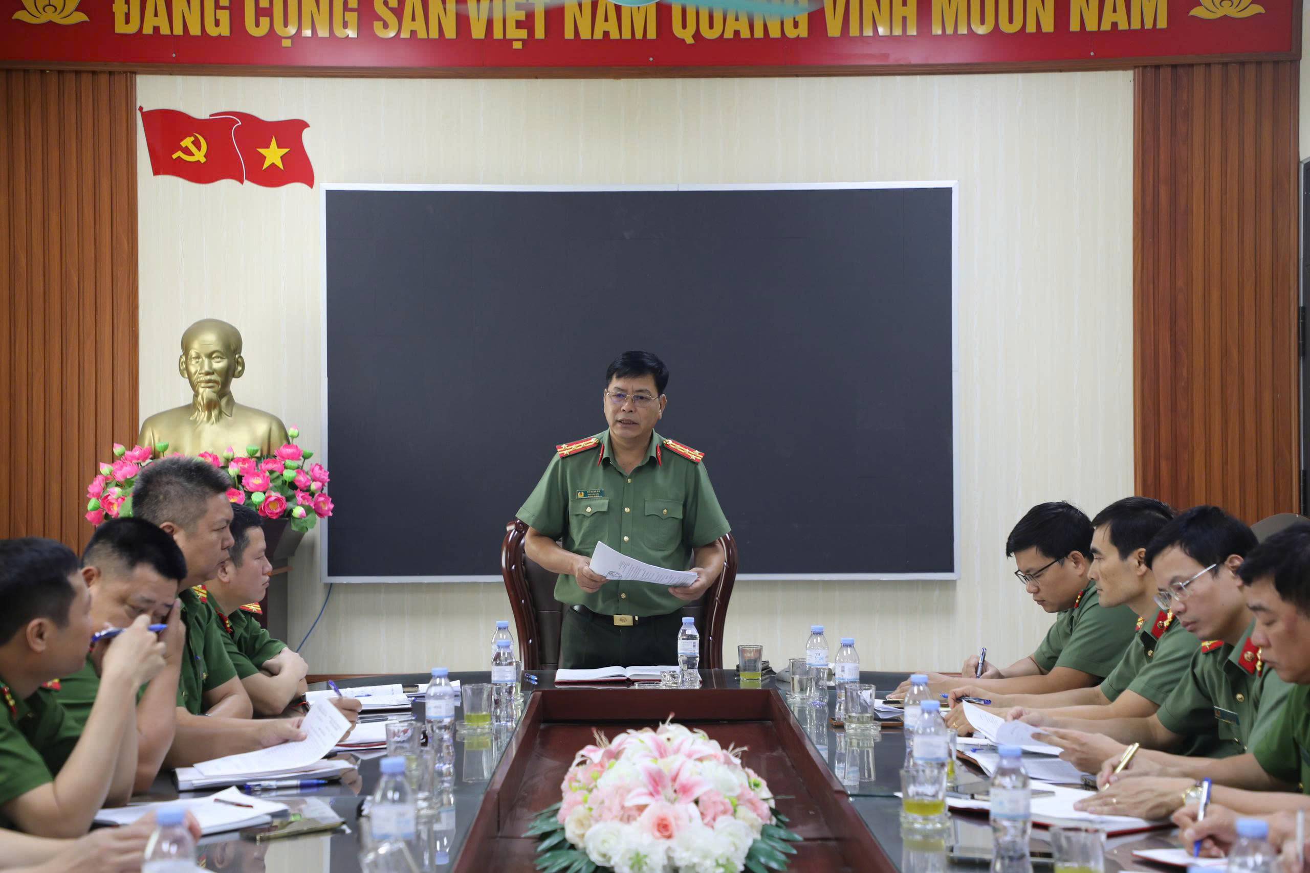 Đồng chí Đại tá Vũ Mạnh Hà – Phó Giám đốc Công an tỉnh Hưng Yên kiểm tra, đánh giá tiến độ thực hiện các chỉ tiêu công tác đối với  một số Công an xã