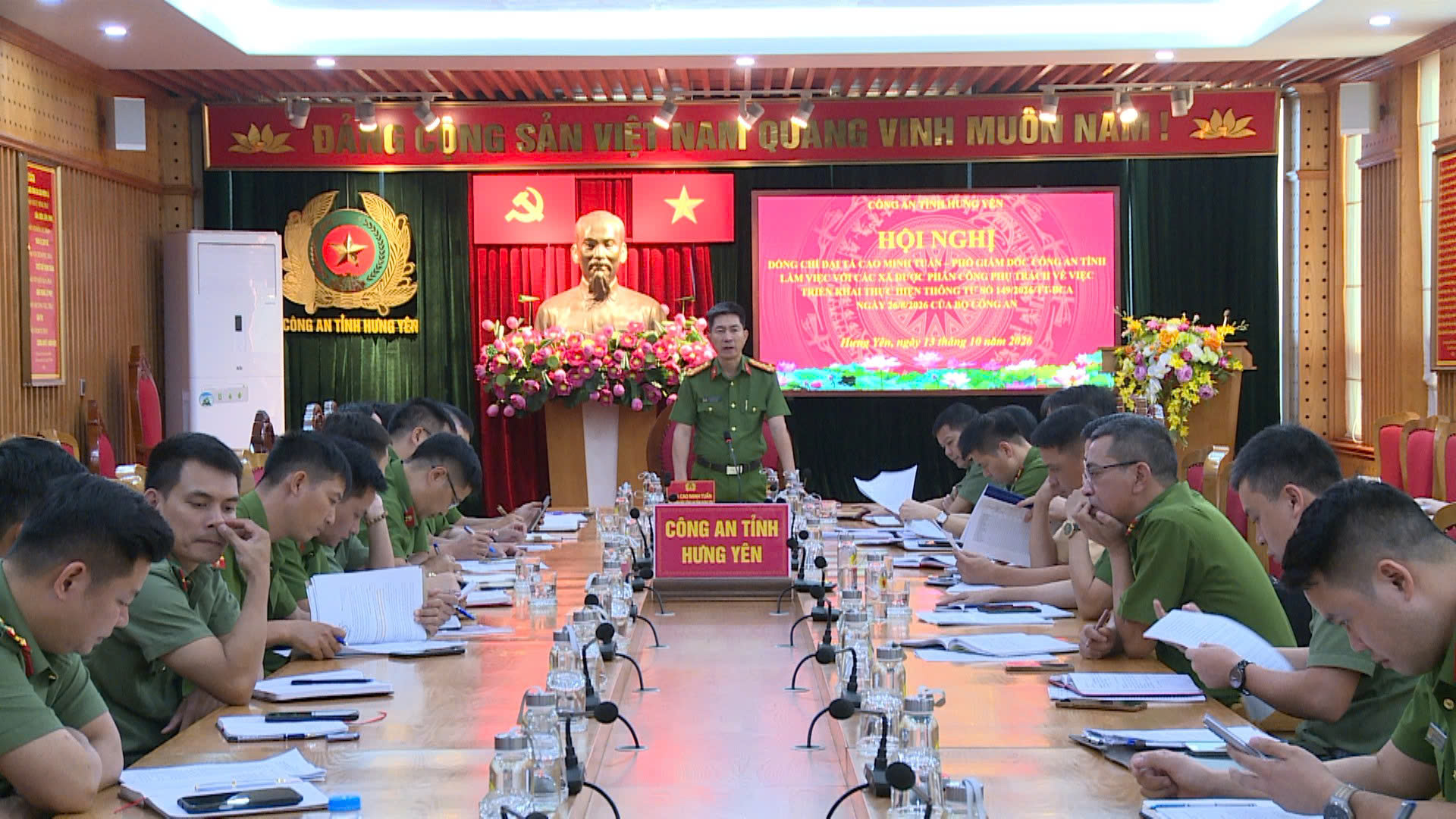 Đồng chí Đại tá Cao Minh Tuấn, Phó Giám đốc Công an tỉnh làm việc với một số Công an xã