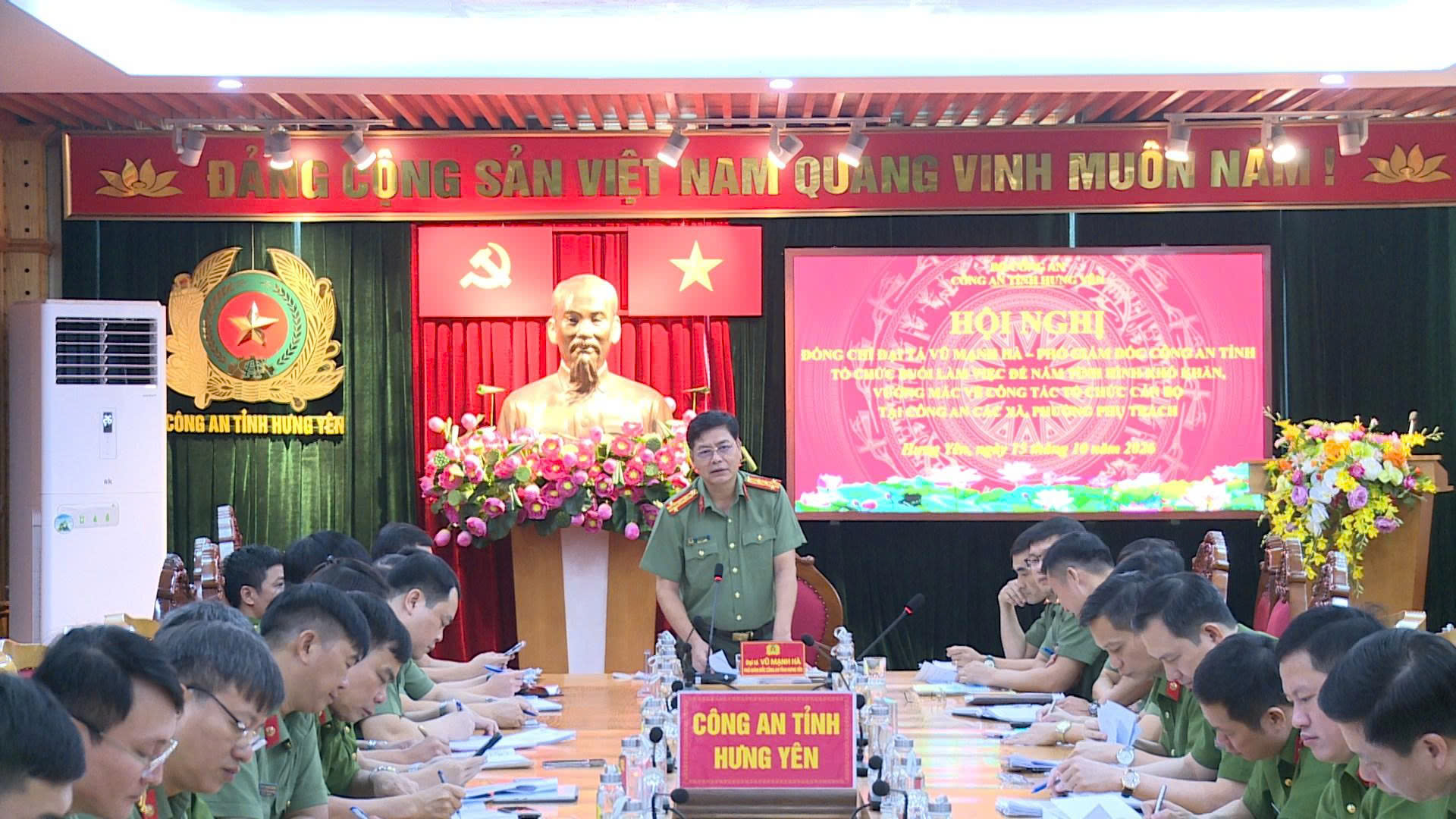 Đồng chí Đại tá Vũ Mạnh Hà, Phó Giám đốc Công an tỉnh làm việc với một số Công an xã, phường