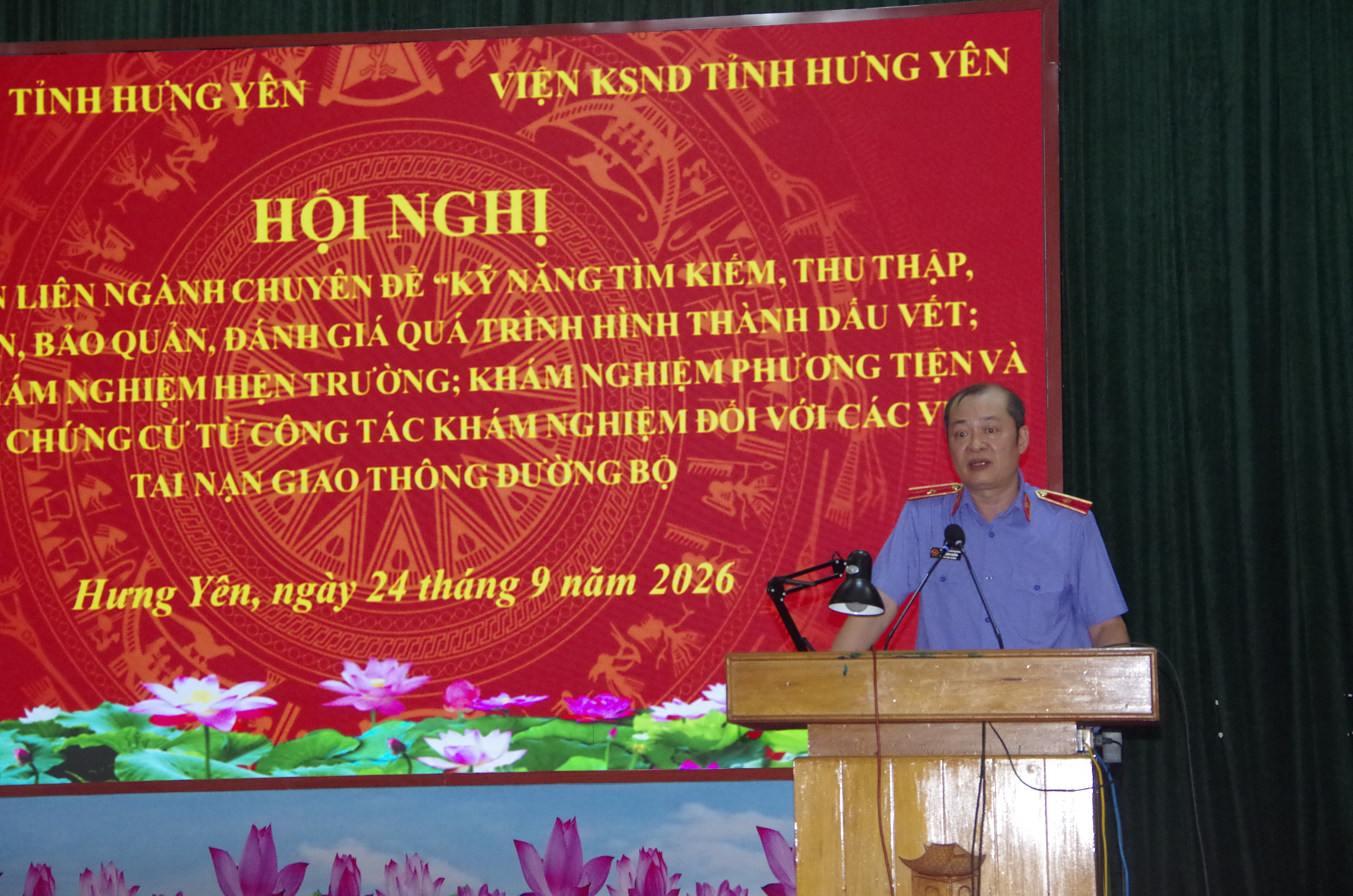 Tập huấn kỹ năng tìm kiếm, thu thập, phát hiện, bảo quản, đánh giá quá trình hình thành dấu vết; kỹ năng khám nghiệm hiện trường; khám nghiệm phương tiện và sử dụng chứng cứ từ công tác khám nghiệm đối với các vụ tai nạn giao thông đường bộ