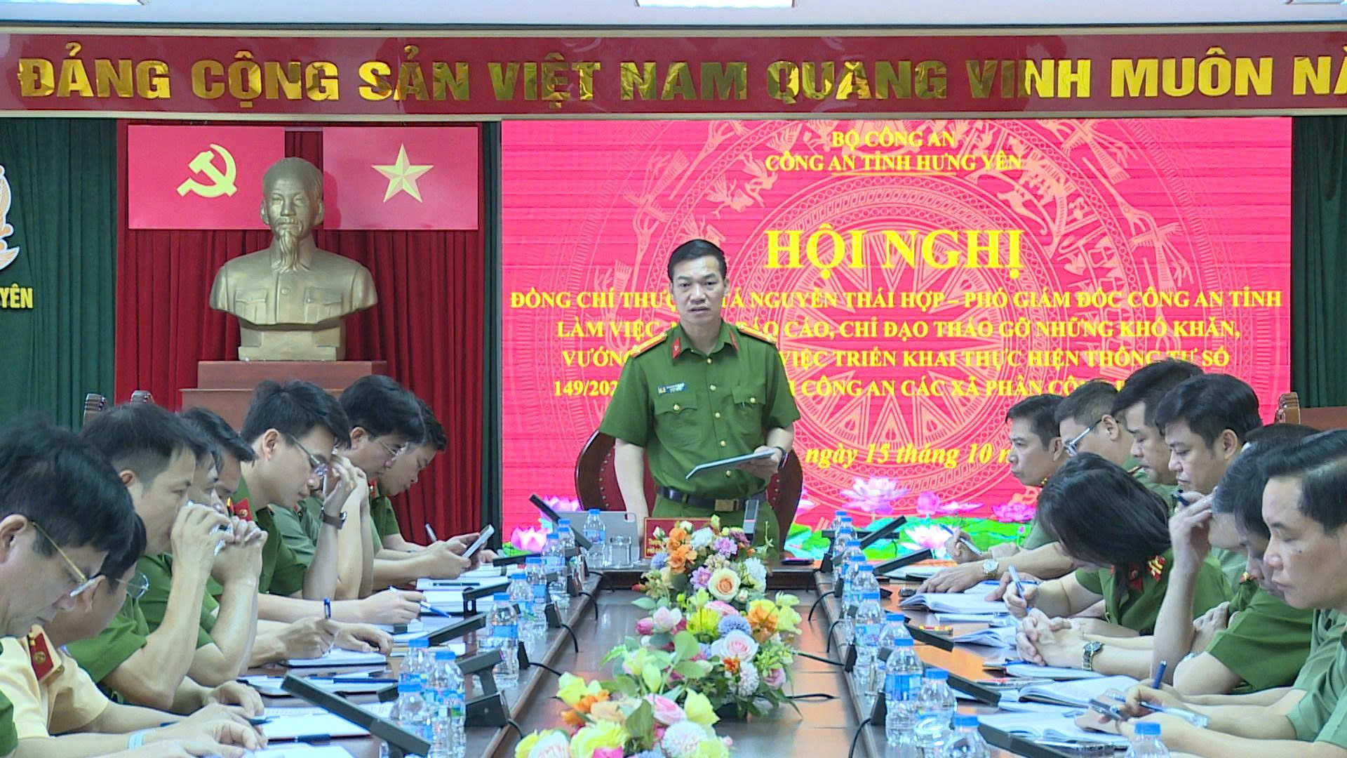 Đồng chí Thượng tá Nguyễn Thái Hợp, Phó Giám đốc Công an tỉnh làm việc với một số Công an xã