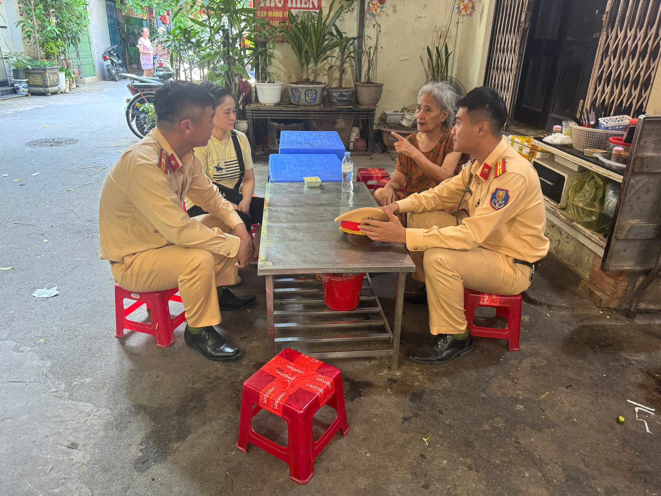 Cảnh sát giao thông tỉnh Hưng Yên kịp thời giúp cụ bà đi lạc trở về với gia đình