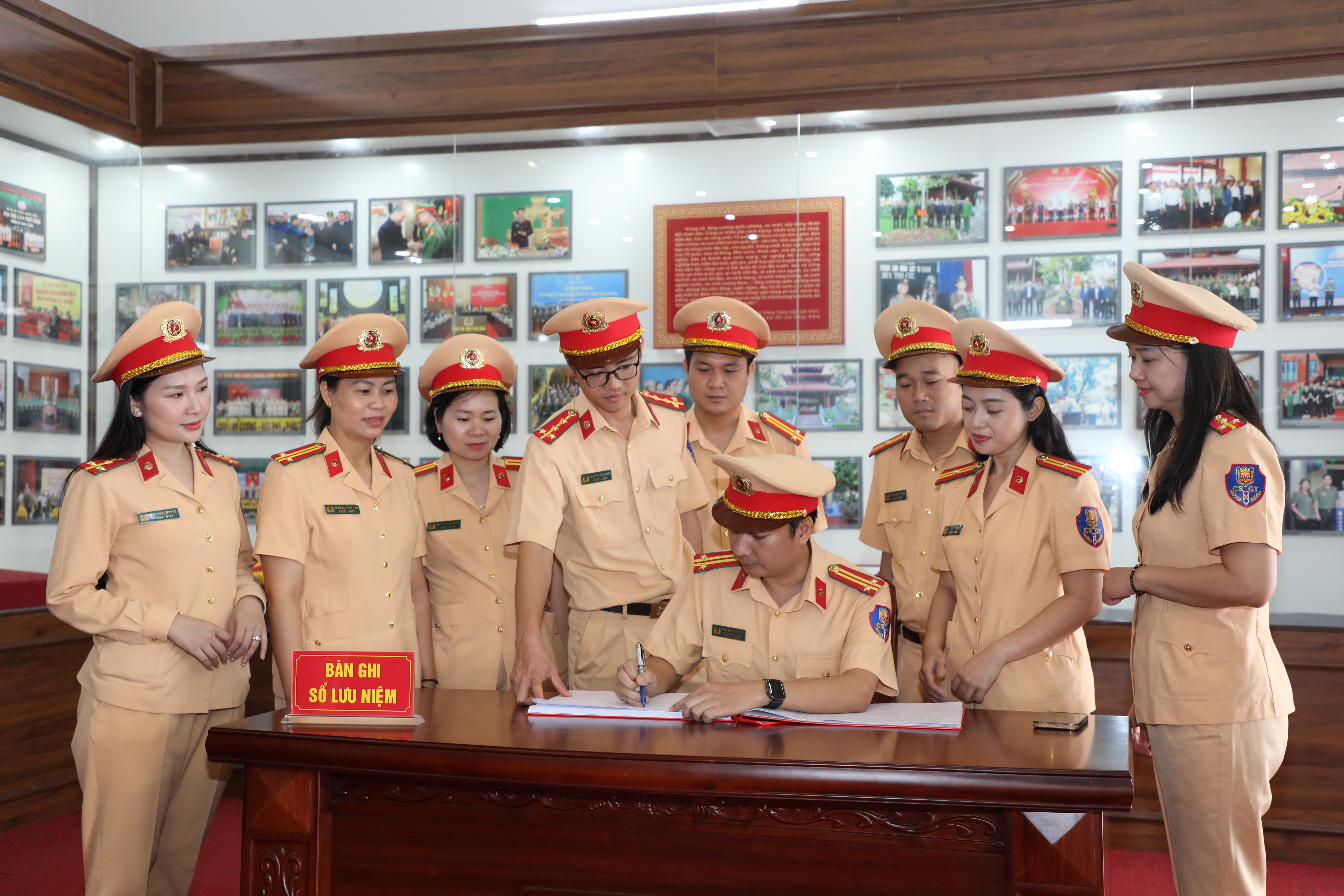 Cục Cảnh sát giao thông dâng hoa, dâng hương tưởng niệm Anh hùng liệt sĩ CAND Bùi Thị Cúc