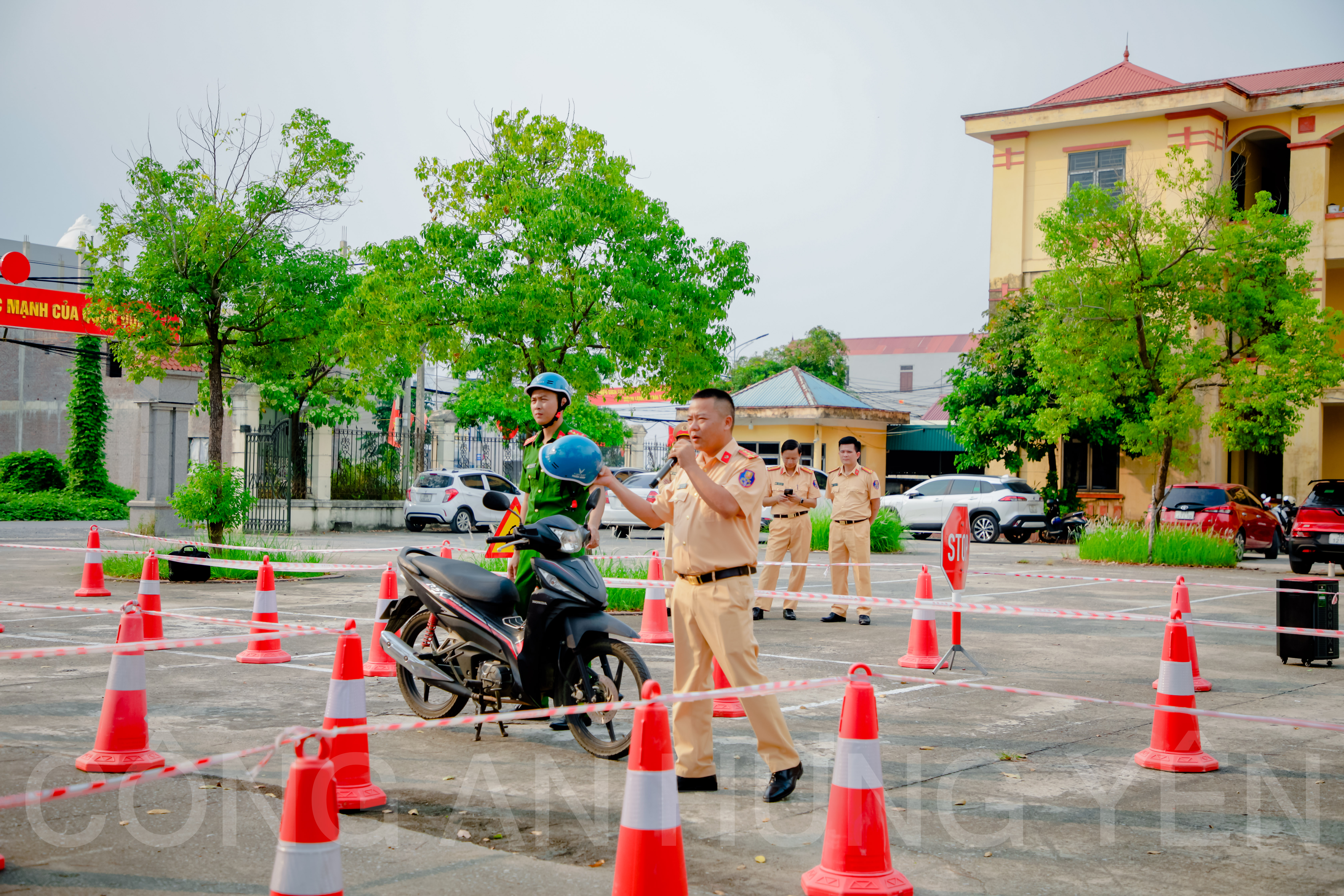 Phòng Cảnh sát giao thông phối hợp Công an phường Thượng Hồng tuyên truyền pháp luật về trật tự, an toàn giao thông