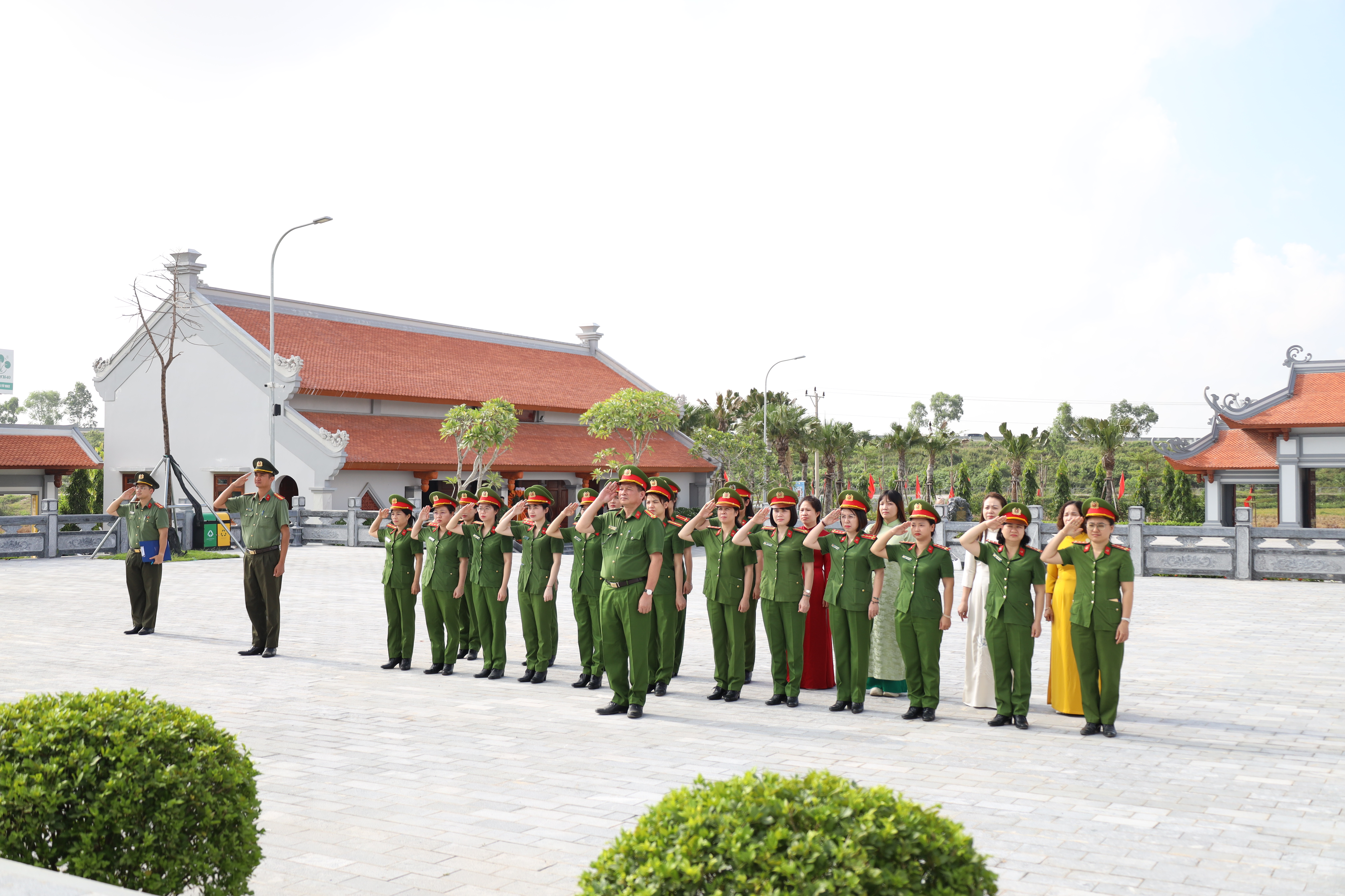 Đoàn Trại tạm giam Nam Hà dâng hương tri ân tại Khu lưu niệm Anh hùng liệt sĩ CAND Bùi Thị Cúc