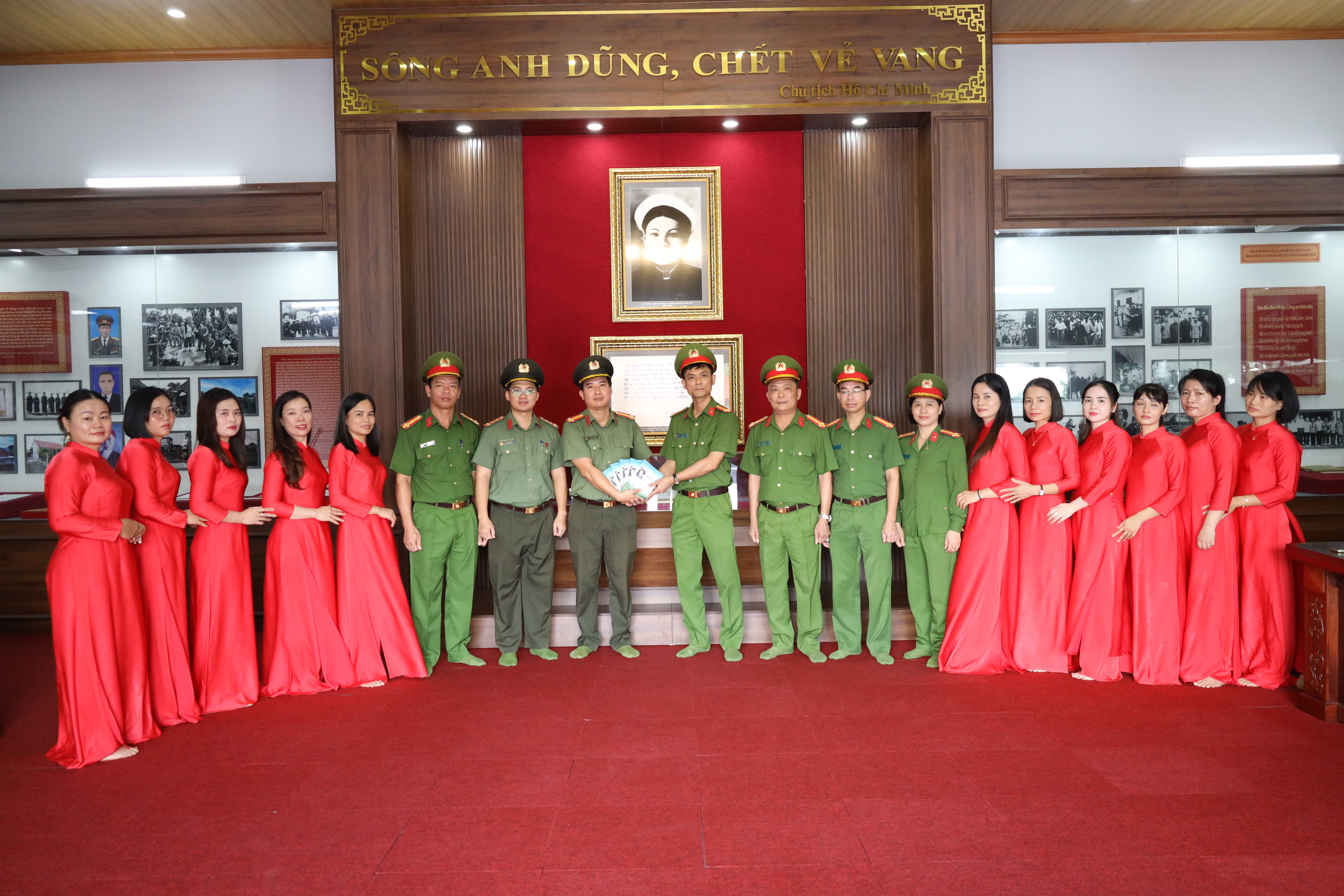 Trại tạm giam Quảng Ninh dâng hương tri ân tại Khu lưu niệm Anh hùng liệt sĩ CAND Bùi Thị Cúc
