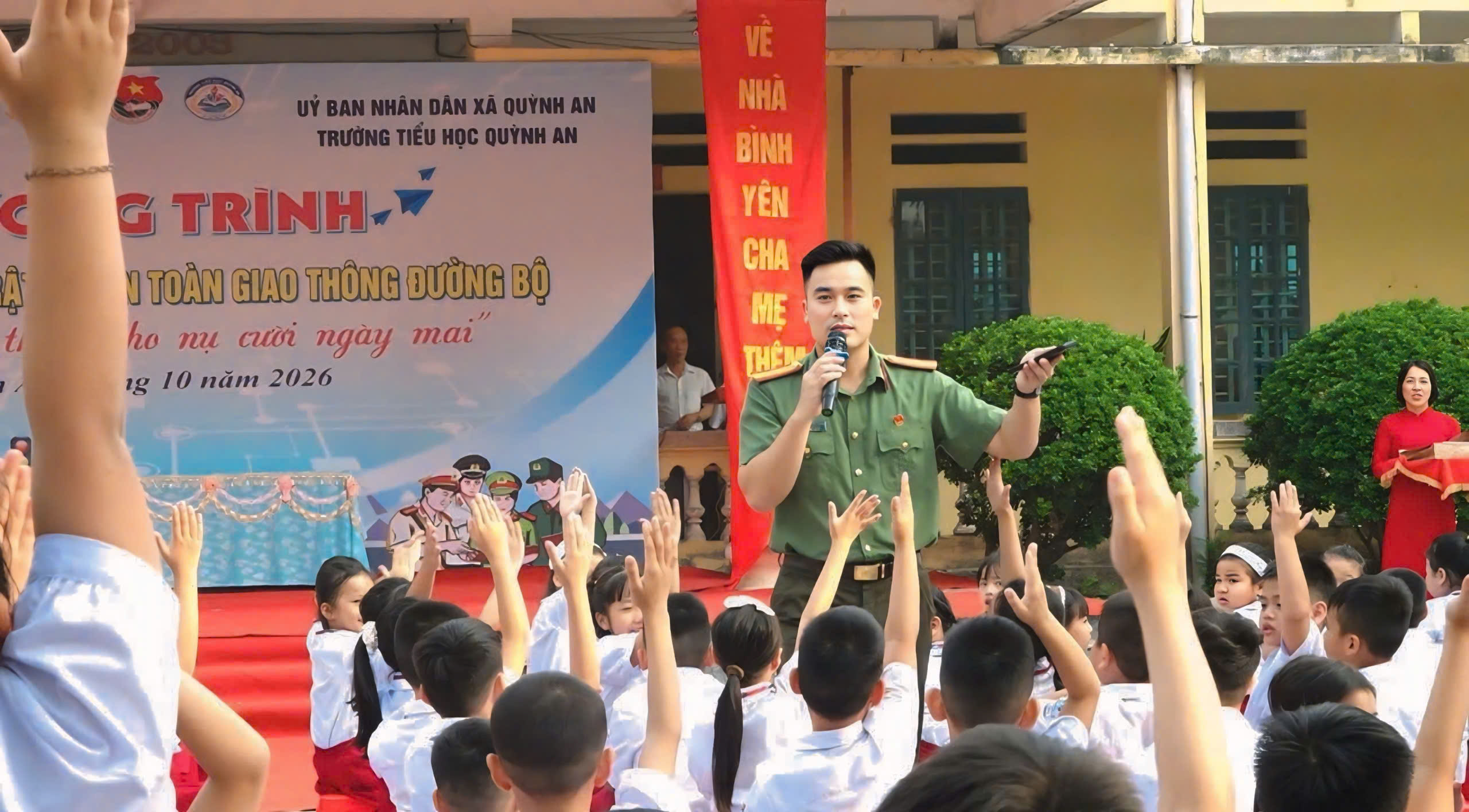 Ban Thanh niên Công an tỉnh tổ chức tuyên truyền, phổ biến, giáo dục pháp luật về an toàn giao thông tại Trường Tiểu học Quỳnh An