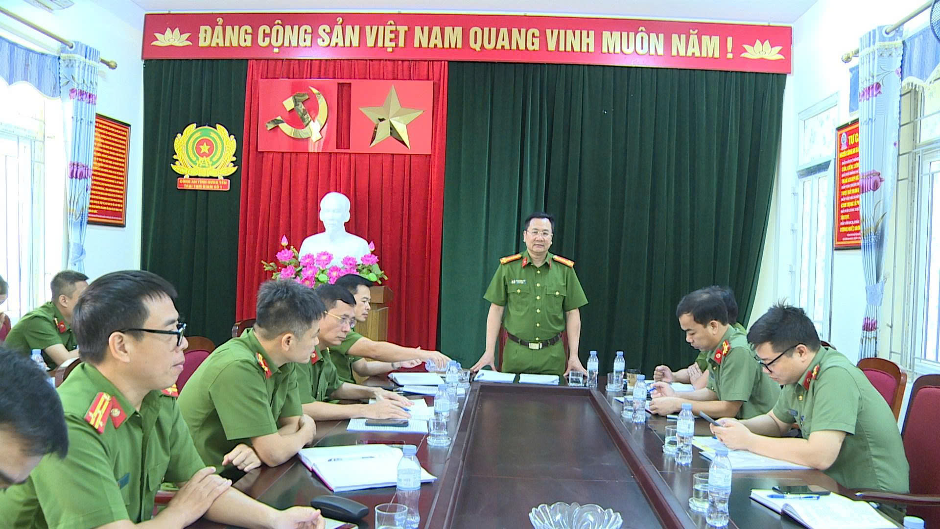 Đồng chí Đại tá Phạm Thanh Tiến, Phó Giám đốc Công an tỉnh làm việc với Trại tạm giam số 01