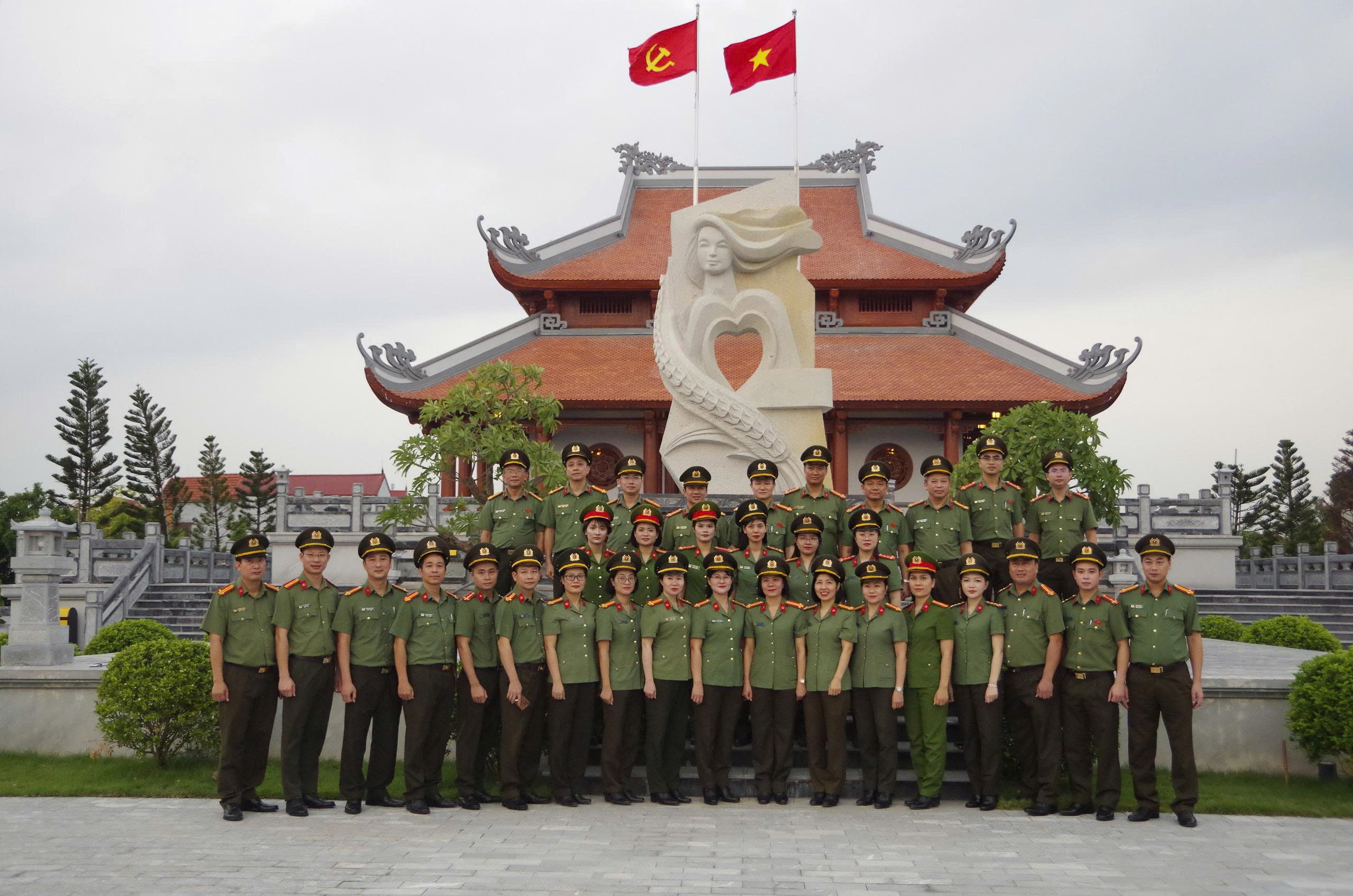 Công an tỉnh Thanh Hóa tổ chức sinh hoạt chính trị, dâng hoa, dâng hương tưởng niệm Anh hùng liệt sĩ CAND Bùi Thị Cúc