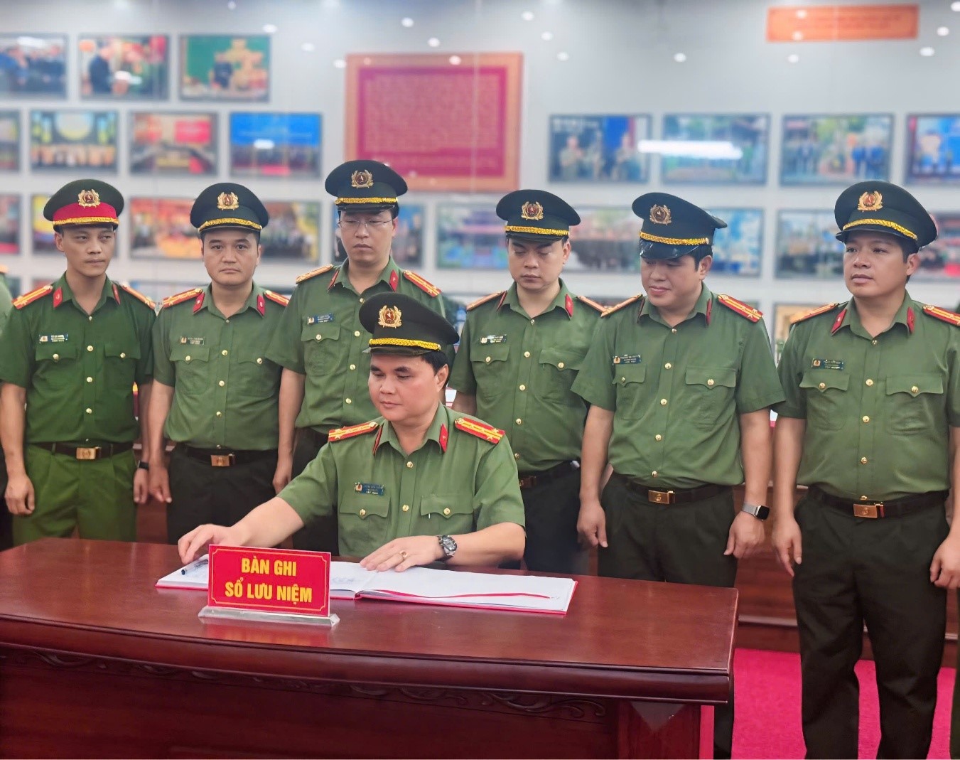 Công an tỉnh Cao Bằng tổ chức sinh hoạt chính trị tại Khu lưu niệm Anh hùng liệt sĩ CAND Bùi Thị Cúc