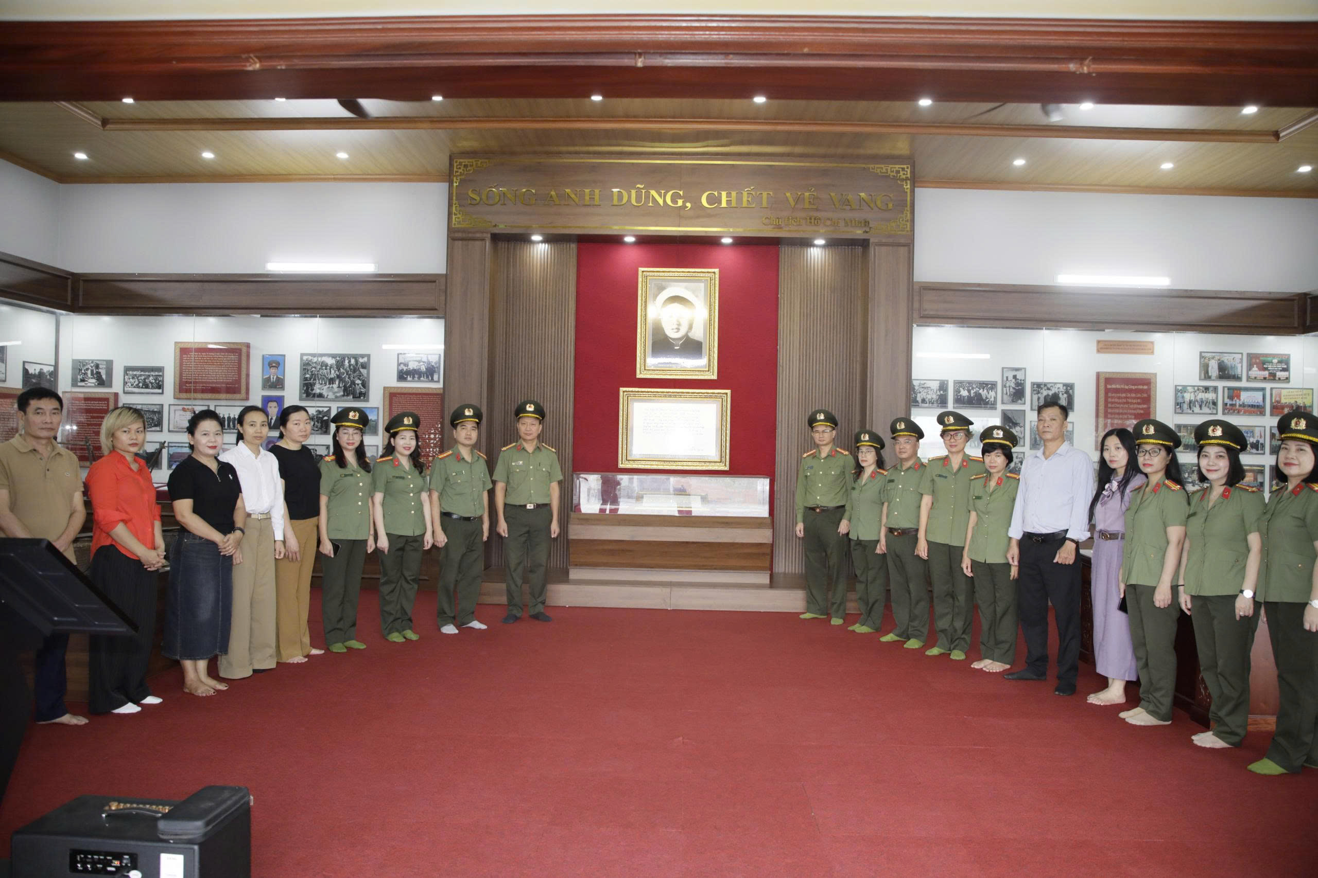 Báo Công an nhân dân tổ chức sinh hoạt chính trị, dâng hoa, dâng hương tưởng niệm Anh hùng liệt sĩ CAND Bùi Thị Cúc