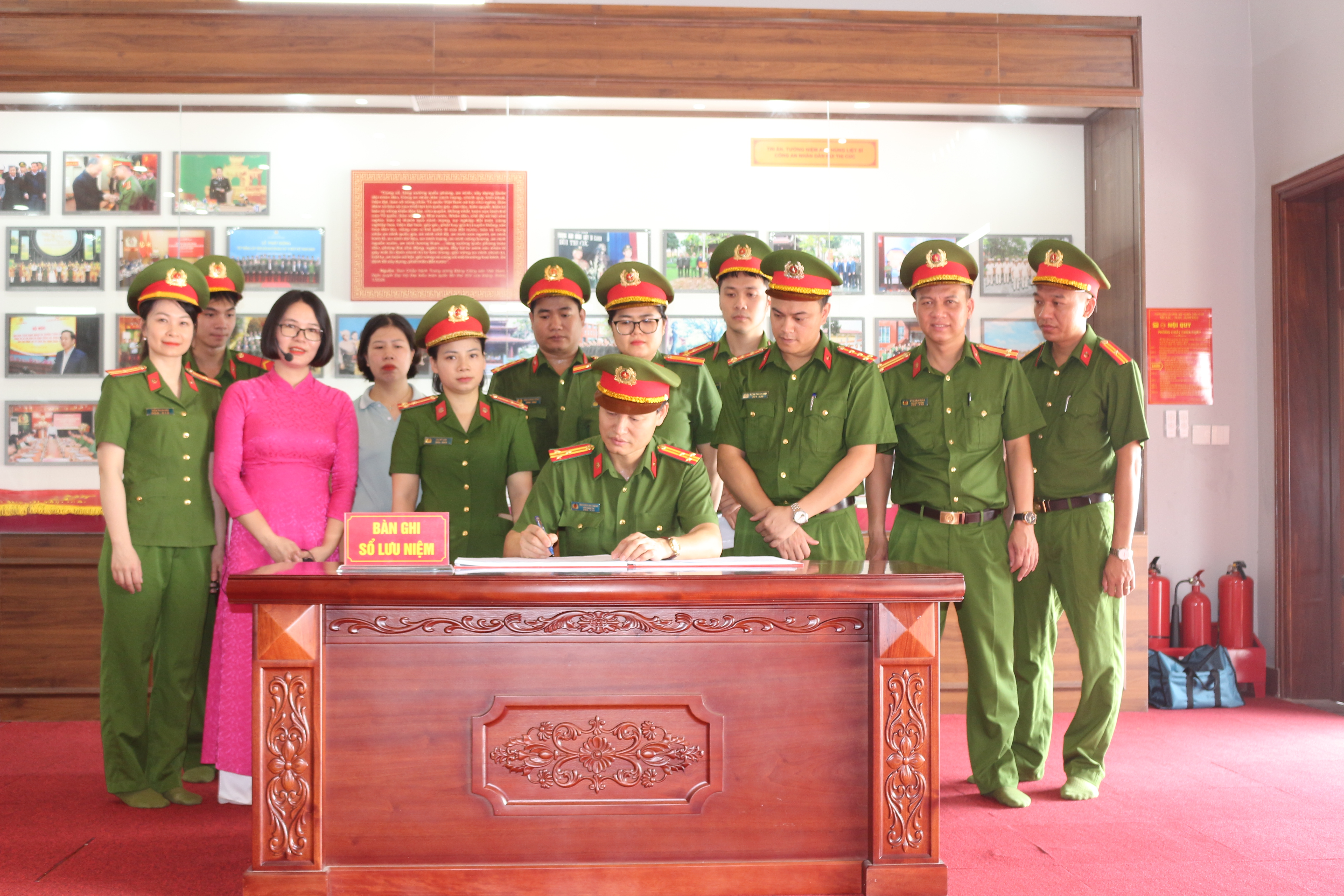 Trại tạm giam số 3 Công an tỉnh Ninh Bình dâng hương tại Khu lưu niệm Anh hùng liệt sĩ CAND Bùi Thị Cúc