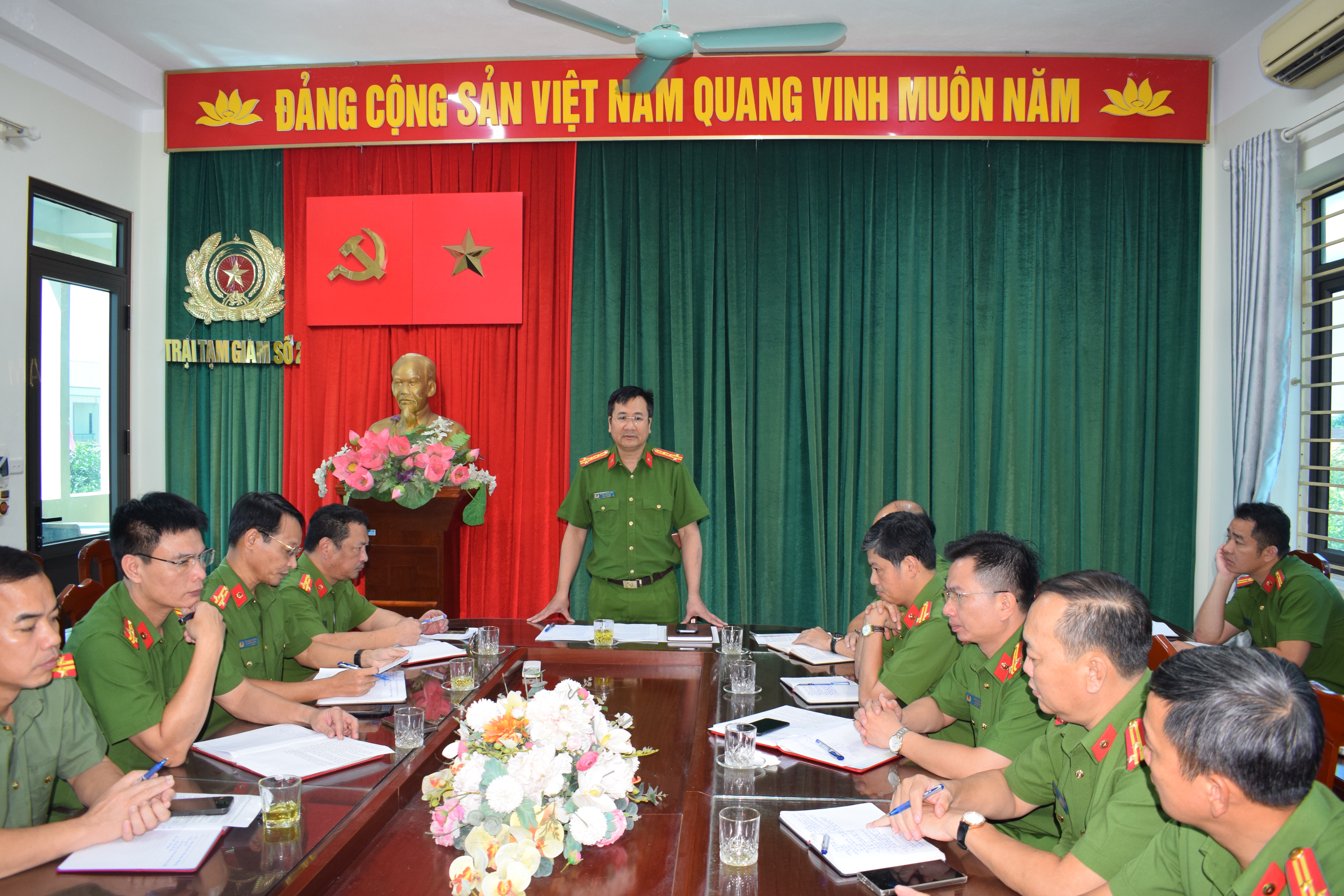 Đồng chí Đại tá Phạm Thanh Tiến, Phó Giám đốc Công an tỉnh làm việc với Trại tạm giam cơ sở 2