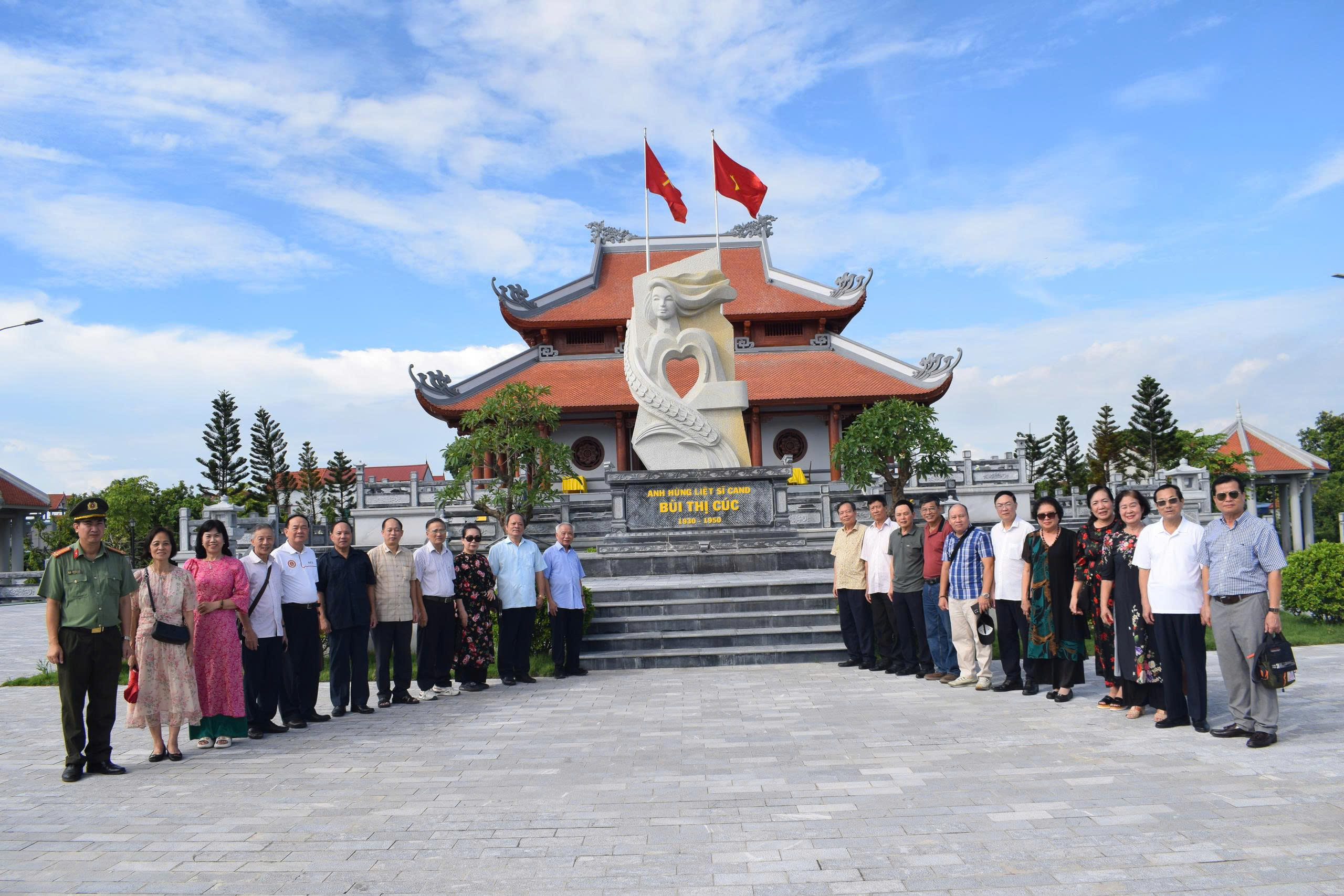 Cán bộ hưu trí Cục Công tác chính trị, Bộ Công an tổ chức chương trình sinh hoạt chính trị tại tỉnh Hưng Yên