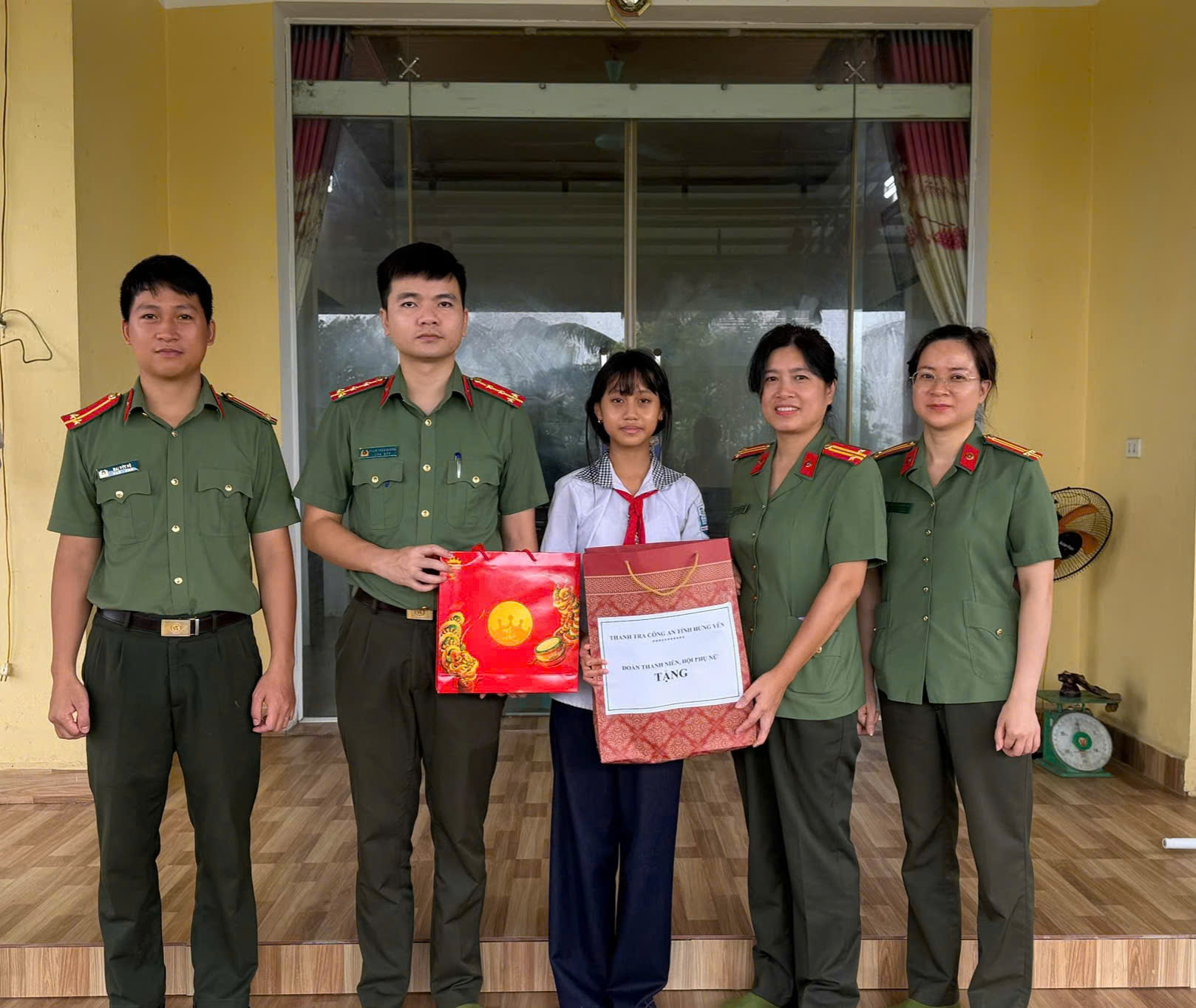 Đoàn thanh niên, Hội phụ nữ Thanh tra Công an tỉnh trao quà cho học sinh có hoàn cảnh khó khăn nhân dịp khai giảng năm học 2026 - 2027