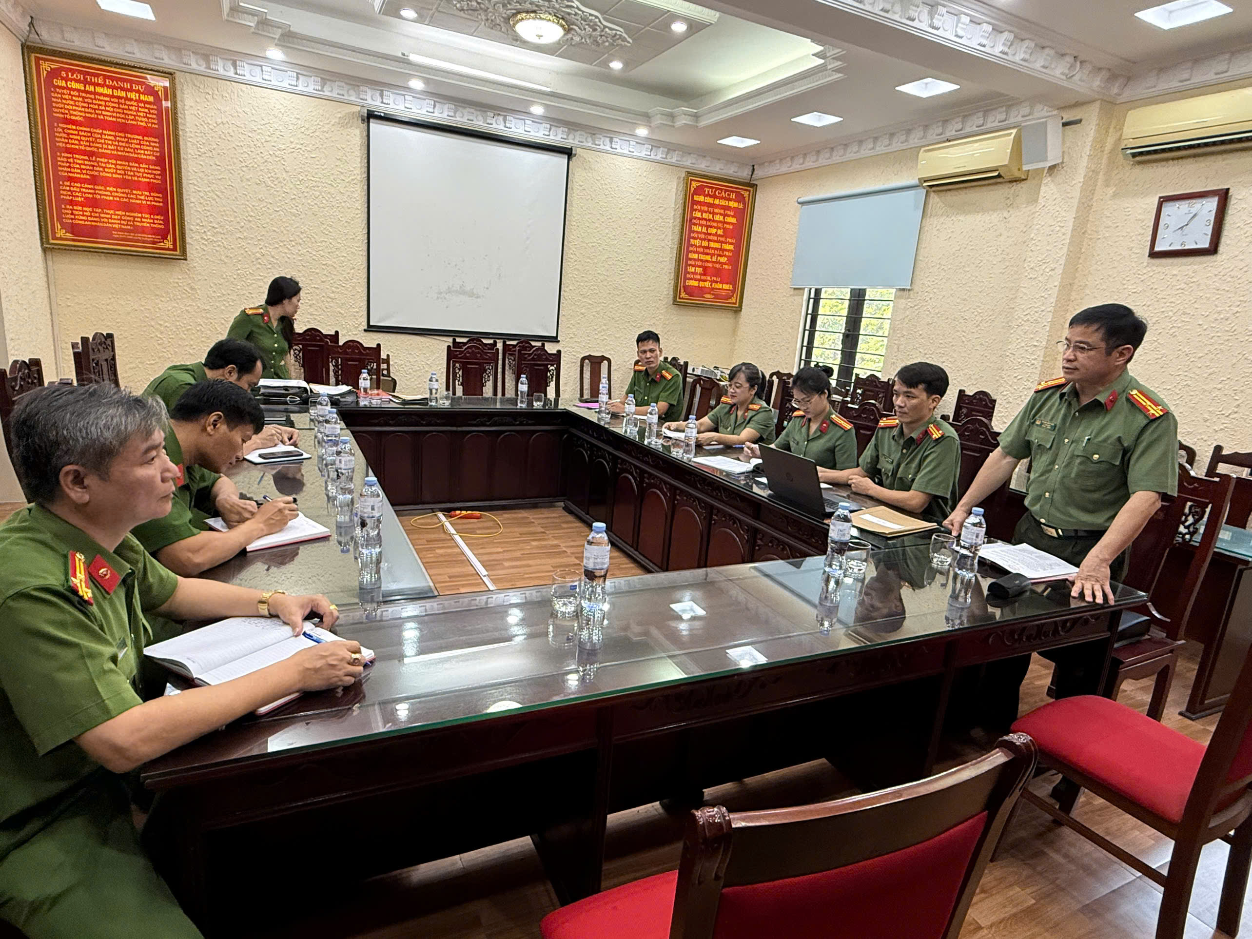 Ủy ban Kiểm tra Đảng ủy Công an tỉnh tiến hành thẩm tra tại các tổ chức đảng về công tác kiểm tra, giám sát, kỷ luật đảng và quản lý tài chính đảng năm 2026