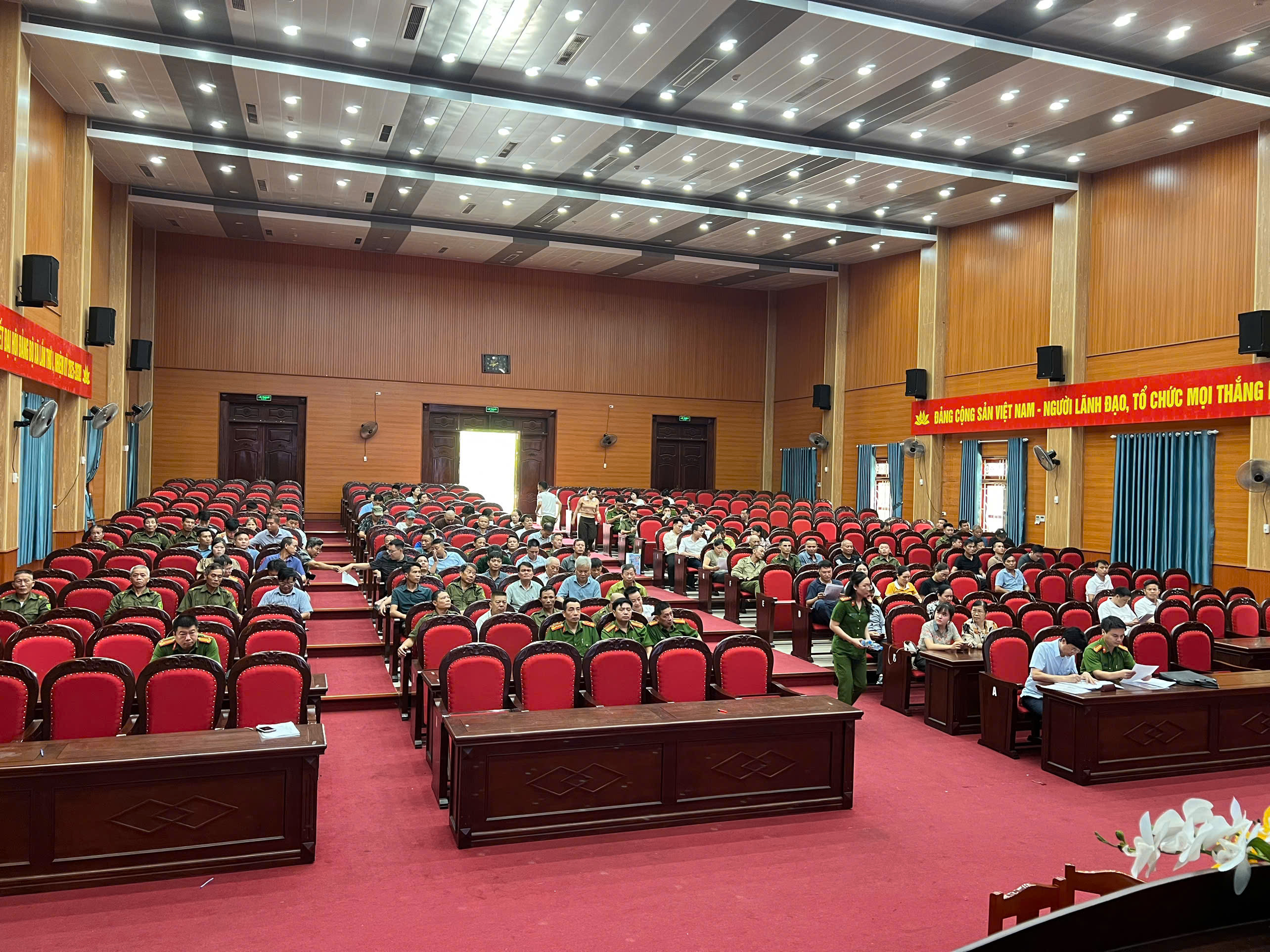 Công an xã Như Quỳnh triển khai các giải pháp nâng cao hiệu quả thu nhận, kích hoạt tài khoản định danh điện tử mức độ 2