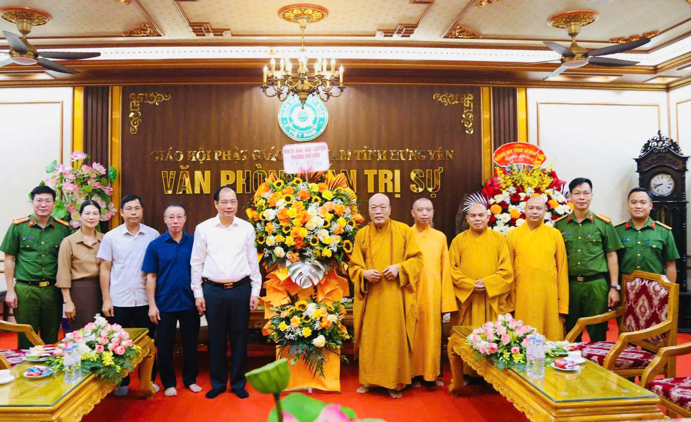 Lãnh đạo phường Phố Hiến chúc mừng thành công Đại hội Đại biểu Phật giáo tỉnh Hưng Yên