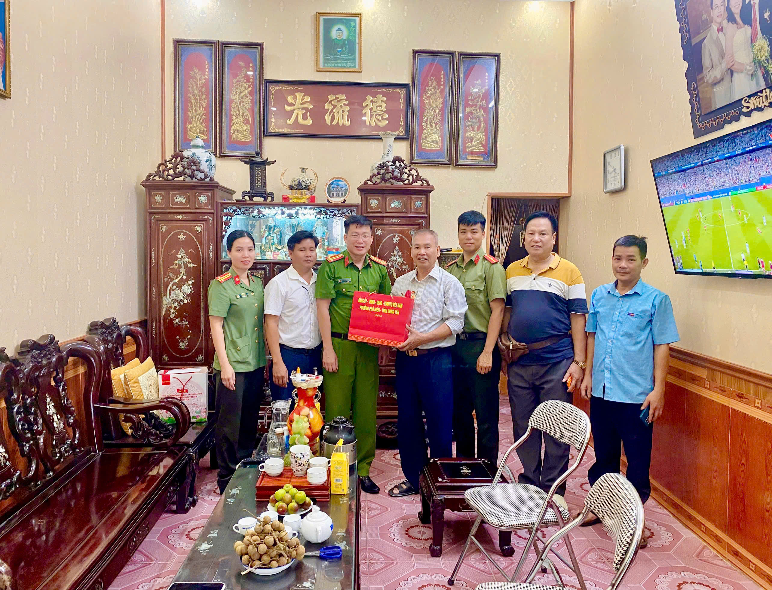 Công an phường Phố Hiến thăm hỏi, tặng quà các đồng chí thương binh, bệnh binh nhân kỷ niệm 79 năm Ngày thương binh - liệt sĩ (27/7/1947 - 27/7/2026)