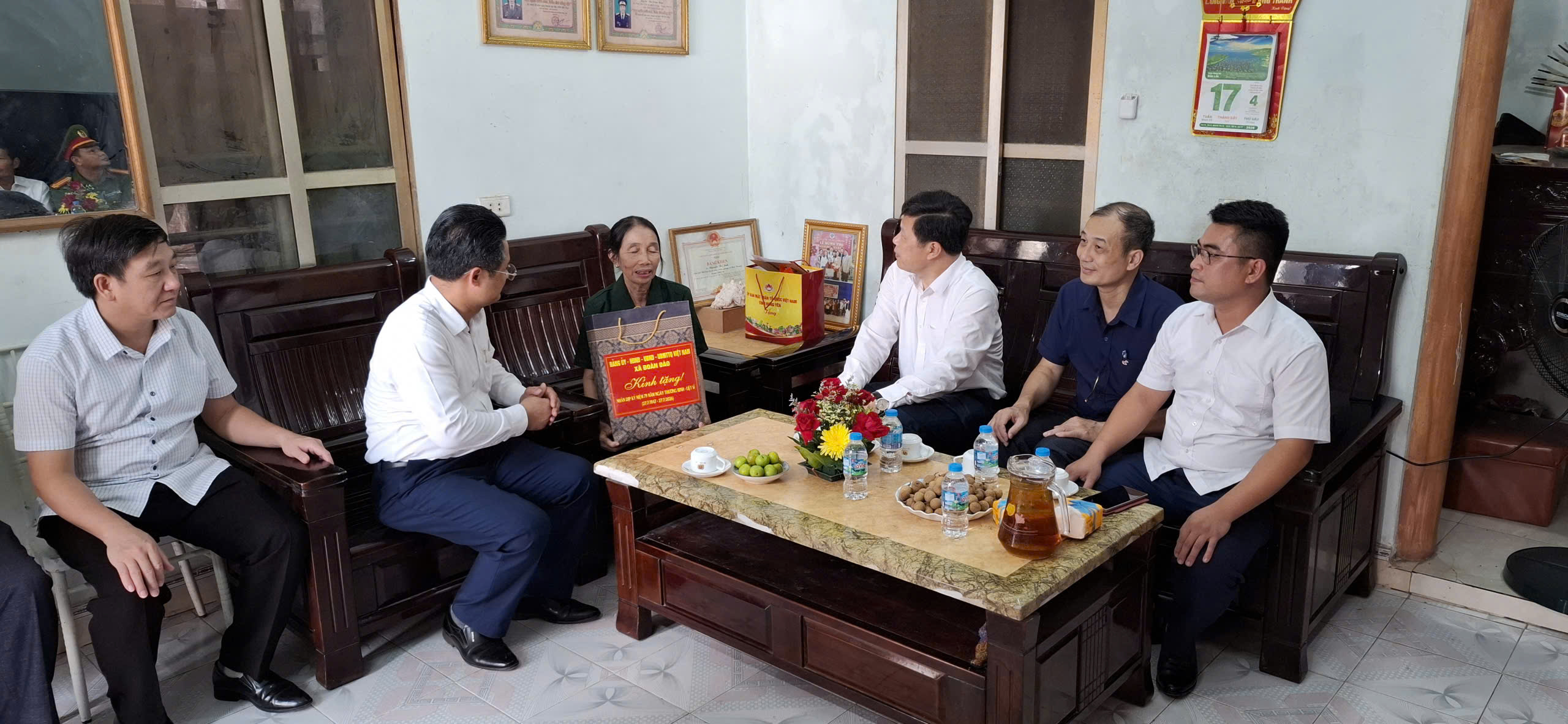 Công an xã Đoàn Đào bảo đảm an ninh, trật tự phục vụ Đoàn công tác của Ủy ban MTTQ Việt Nam tỉnh Hưng Yên thăm, tặng quà bà Nguyễn Thị Sinh nhân dịp kỷ niệm 79 năm Ngày Thương binh - Liệt sĩ