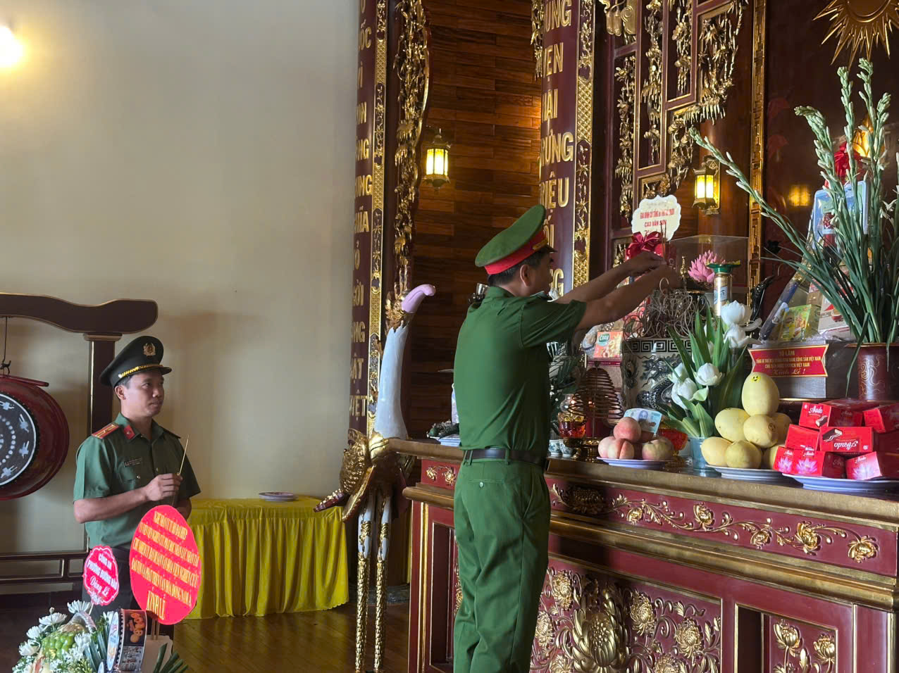 Công an phường Đường Hào dâng hương tưởng niệm Anh hùng, liệt sĩ Công an nhân dân Bùi Thị Cúc
