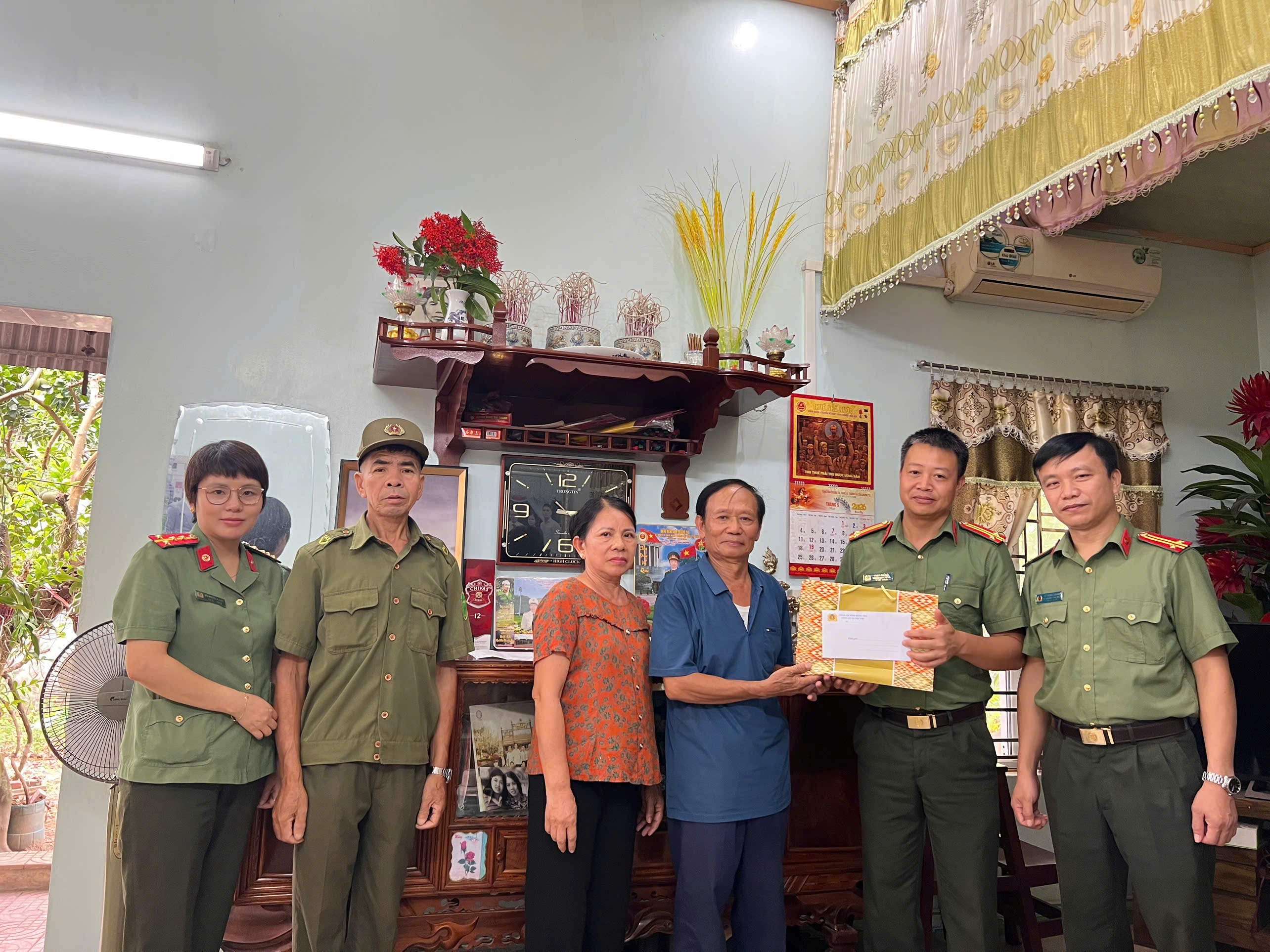 Công an xã Thư Trì tổ chức các hoạt động tri ân, đền ơn, đáp nghĩa nhân dịp kỷ niệm 79 năm Ngày Thương binh - liệt sĩ