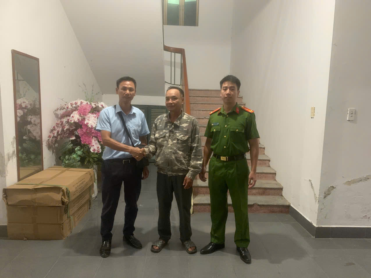 Công an xã Trà Giang xác minh, hỗ trợ trao trả hơn 205 triệu đồng do chuyển khoản nhầm