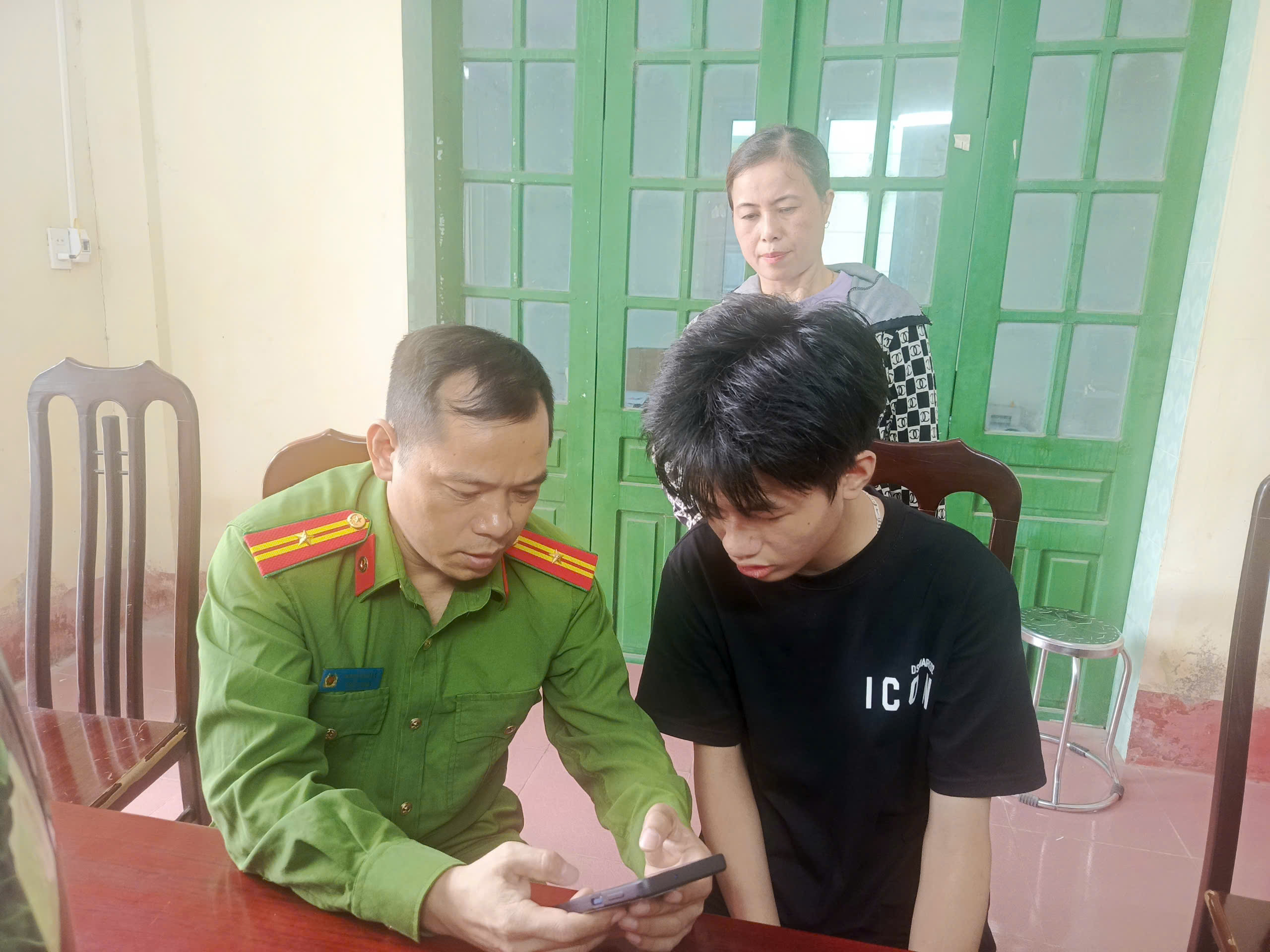 Công an xã Trà Giang đẩy mạnh hướng dẫn người dân đánh giá sự hài lòng về giải quyết thủ tục hành chính trên ứng dụng VNeID