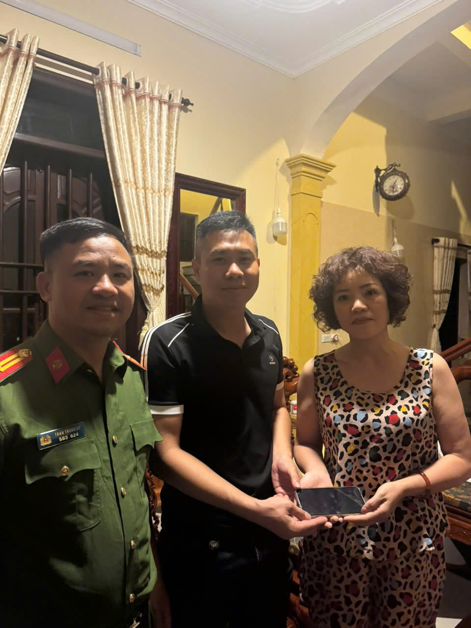 Công an xã Tiền Hải tiếp nhận tài sản do người dân giao nộp để tìm, trả lại cho người đánh rơi