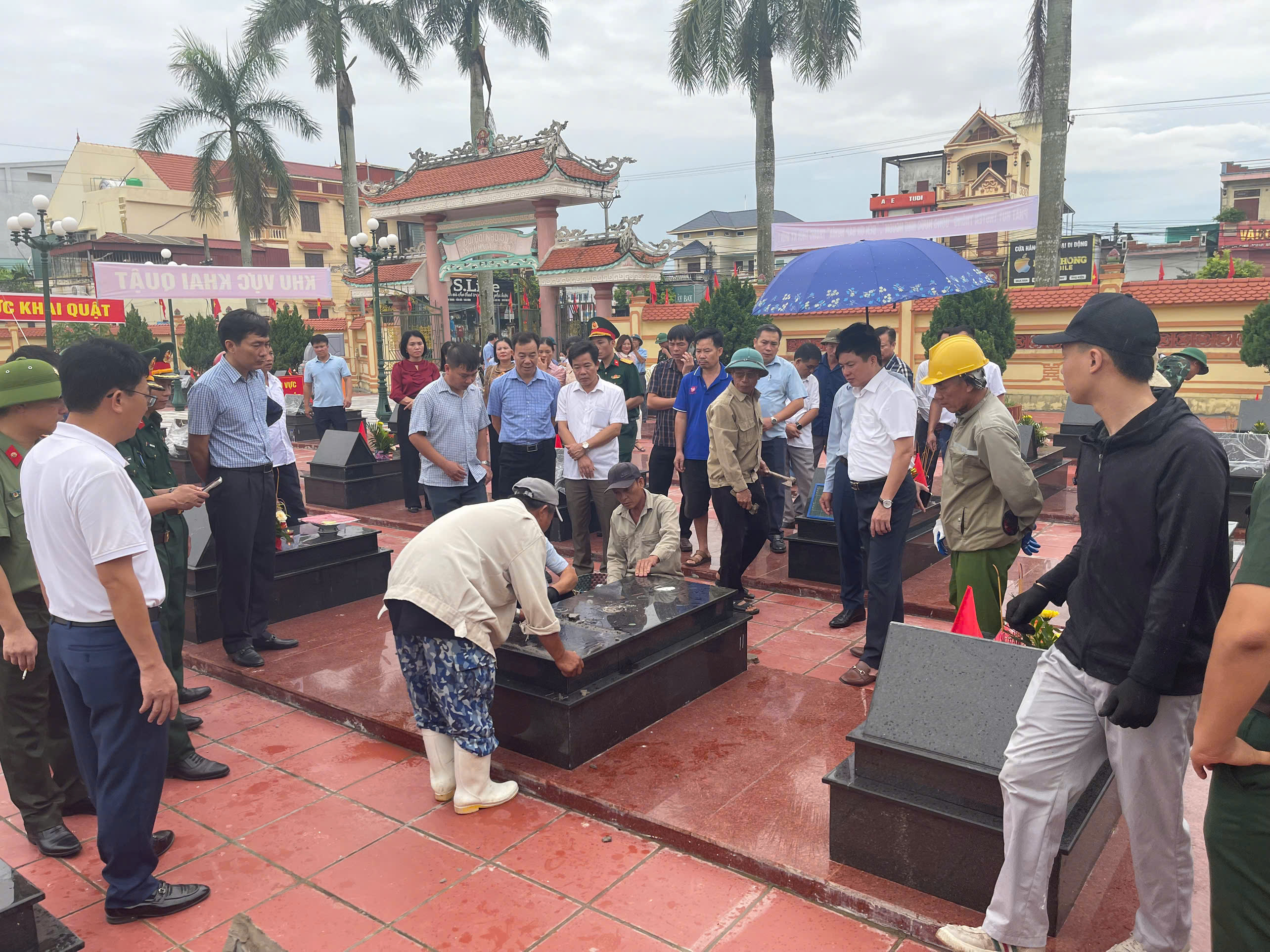 Công an xã Hưng Phú bảo đảm an ninh, trật tự phục vụ công tác lấy mẫu ADN tại nghĩa trang liệt sĩ Nam Trung.