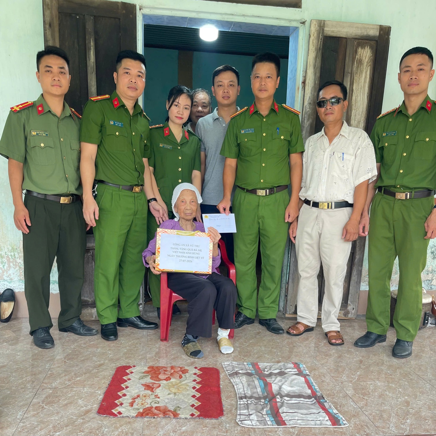 Công an xã Vũ Thư thăm, tặng quà Bà mẹ Việt Nam Anh hùng và dâng hương tại nghĩa trang liệt sĩ nhân kỷ niệm 79 năm Ngày Thương binh - Liệt sĩ (27/7/1947 - 27/7/2026)