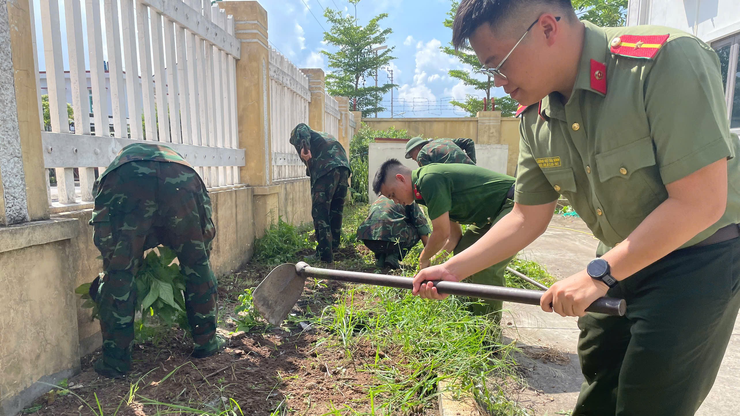 Công an xã Ái Quốc phối hợp với Trung đoàn 8, Sư đoàn 395 ra quân vệ sinh môi trường tại thôn Bắc
