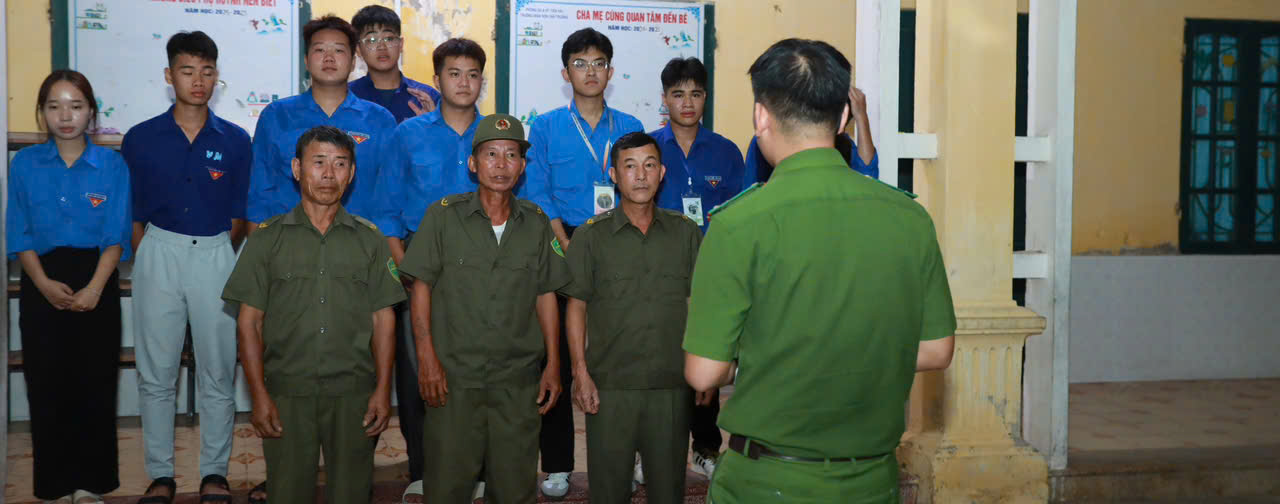 Công an xã Tây Tiền Hải mở cao điểm kích hoạt  tài khoản định danh điện tử mức độ 2