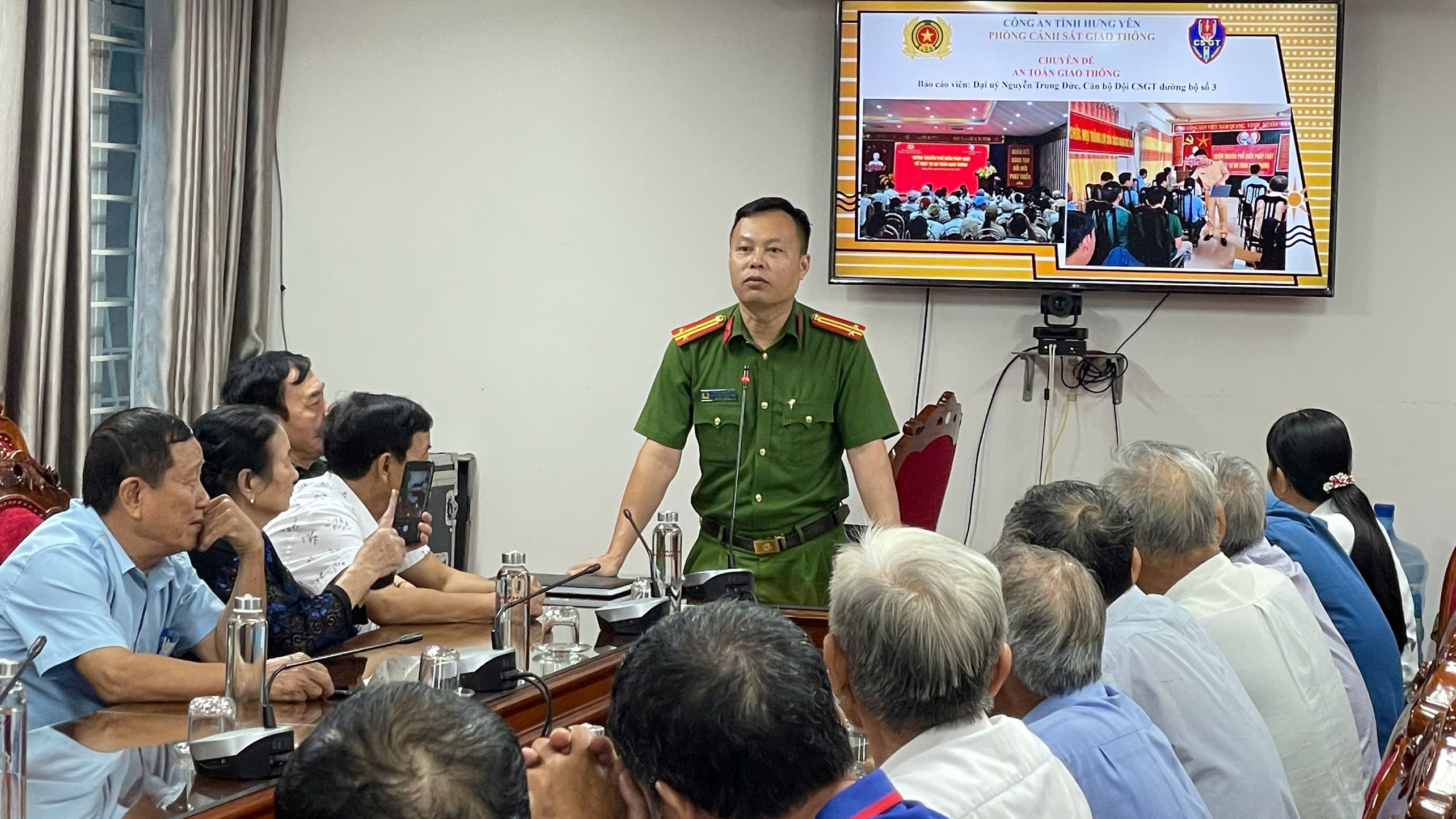 Công an xã Tiền Hải phối hợp Phòng cảnh sát giao thông tuyên truyền pháp luật về trật tự, an toàn giao thông cho người cao tuổi trên địa bàn xã